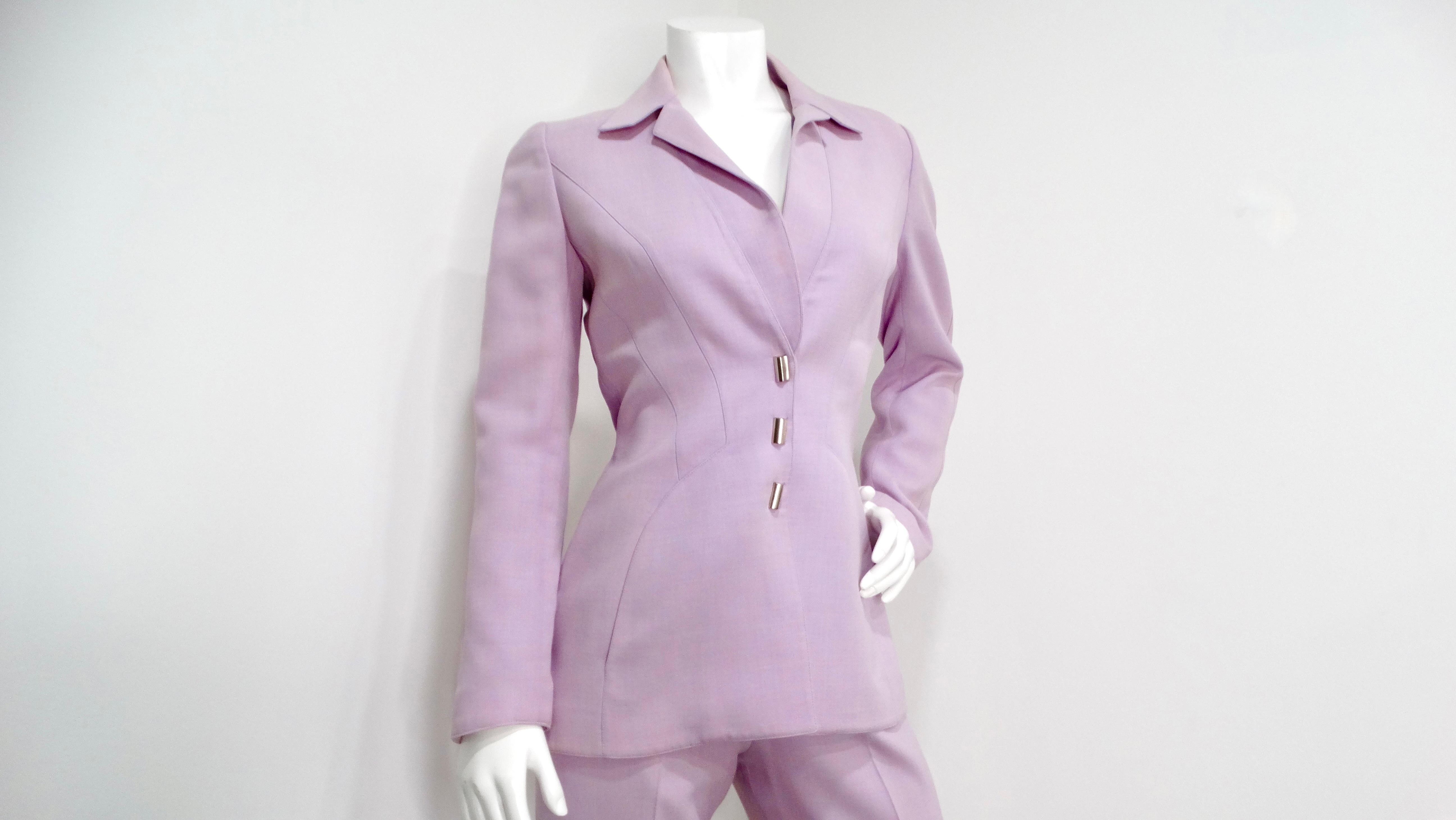 Tauchen Sie ein in die extravagante Modewelt der 1980er Jahre mit diesem atemberaubenden Thierry Mugler Couture Light Purple Blazer and Pant Suit Set. Mugler ist bekannt für seine dramatischen Silhouetten und seine avantgardistische Ästhetik und