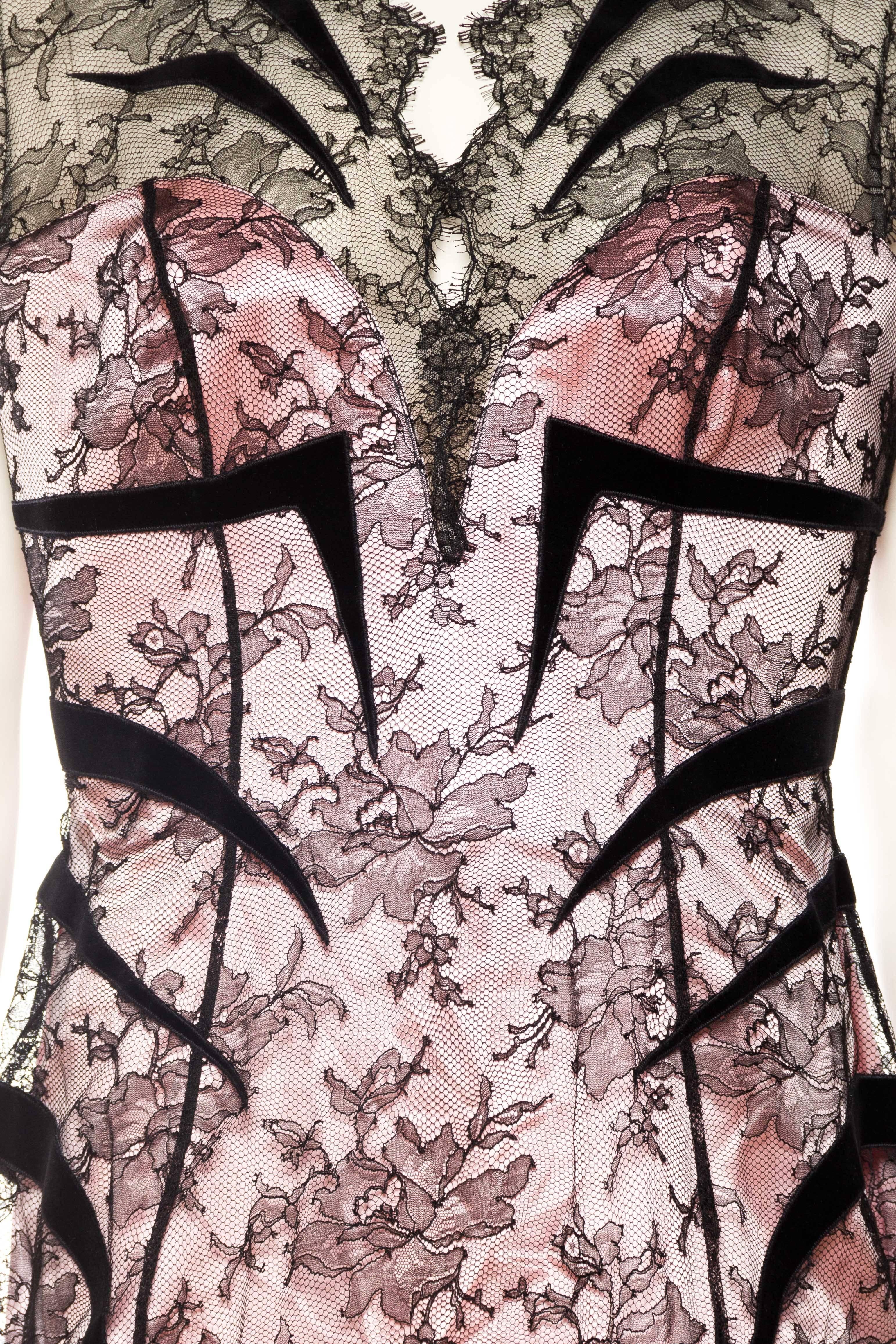 1980S THIERRY MUGLER Pink Silk Charmeuse & Black Chantilly Lace Trained Gown Wi In Excellent Condition In New York, NY