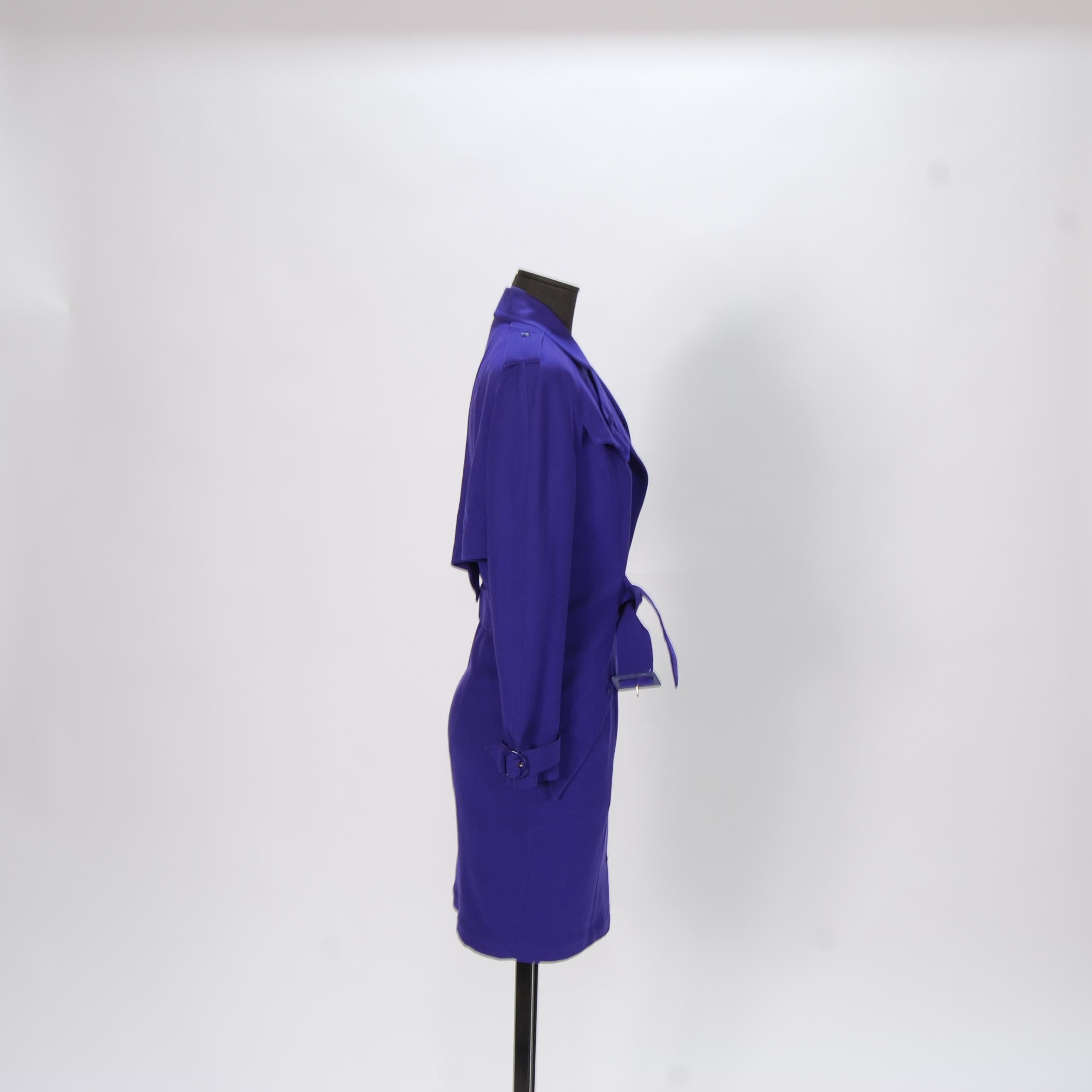 Dieser schöne Mugler schreit nach den 80er Jahren. Es hat breite Schultern und eine taillierte Silhouette 