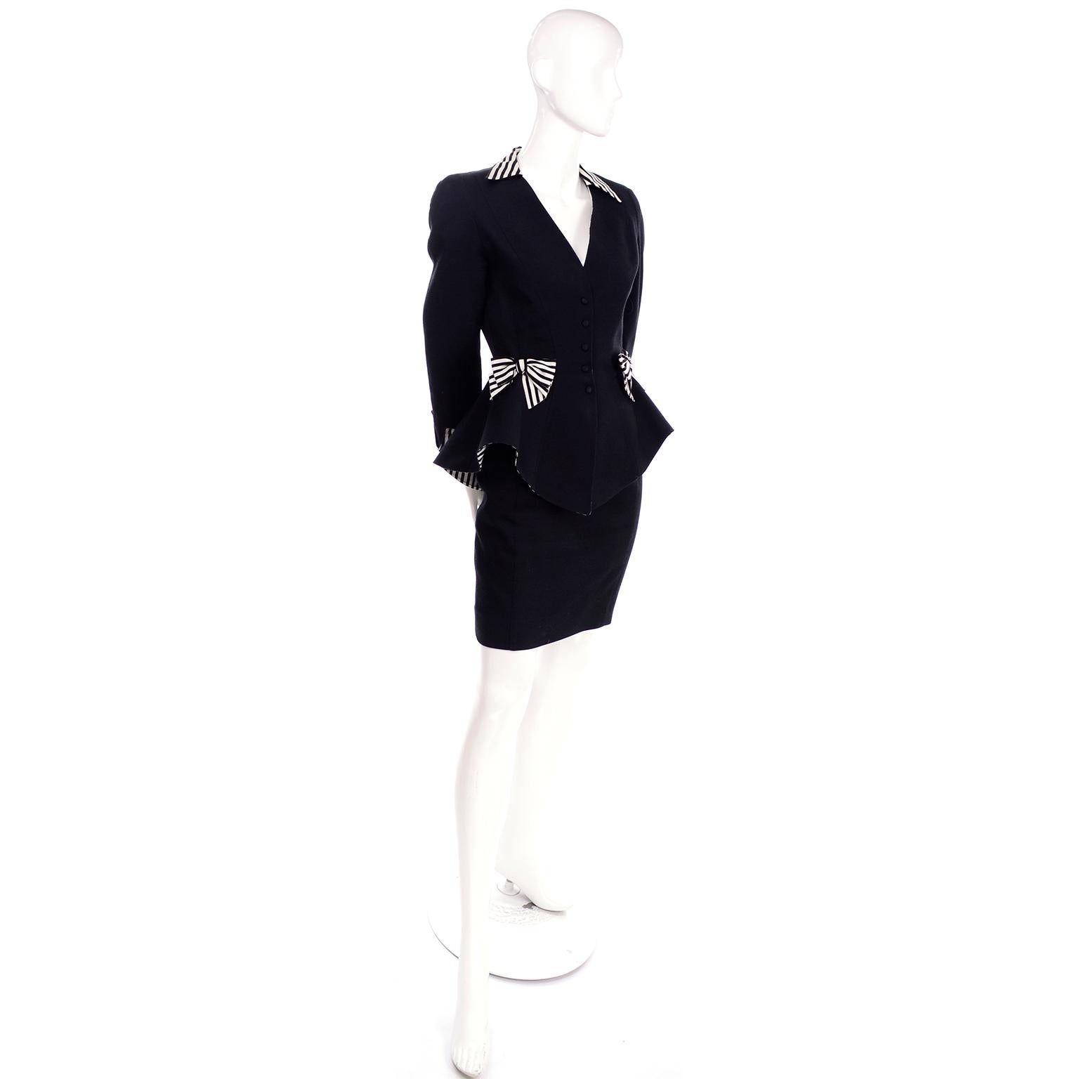 Noir 1980 Thierry Mugler Vintage Black Peplum Blazer &  Combinaison jupe avec nœuds rayés en vente