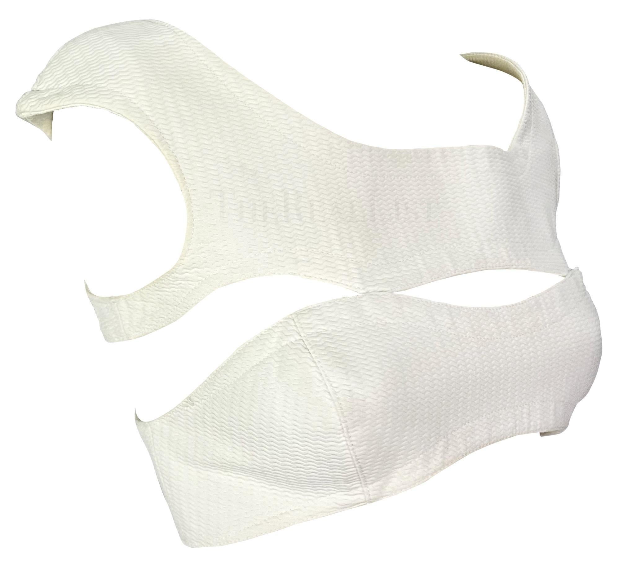 Presentamos un increíble crop top blanco Thierry Mugler, diseñado por Manfred Mugler. De finales de los ochenta y principios de los noventa, este top sexy tiene un amplio escote redondo, mangas estilo pétalo y se completa con recortes por encima del