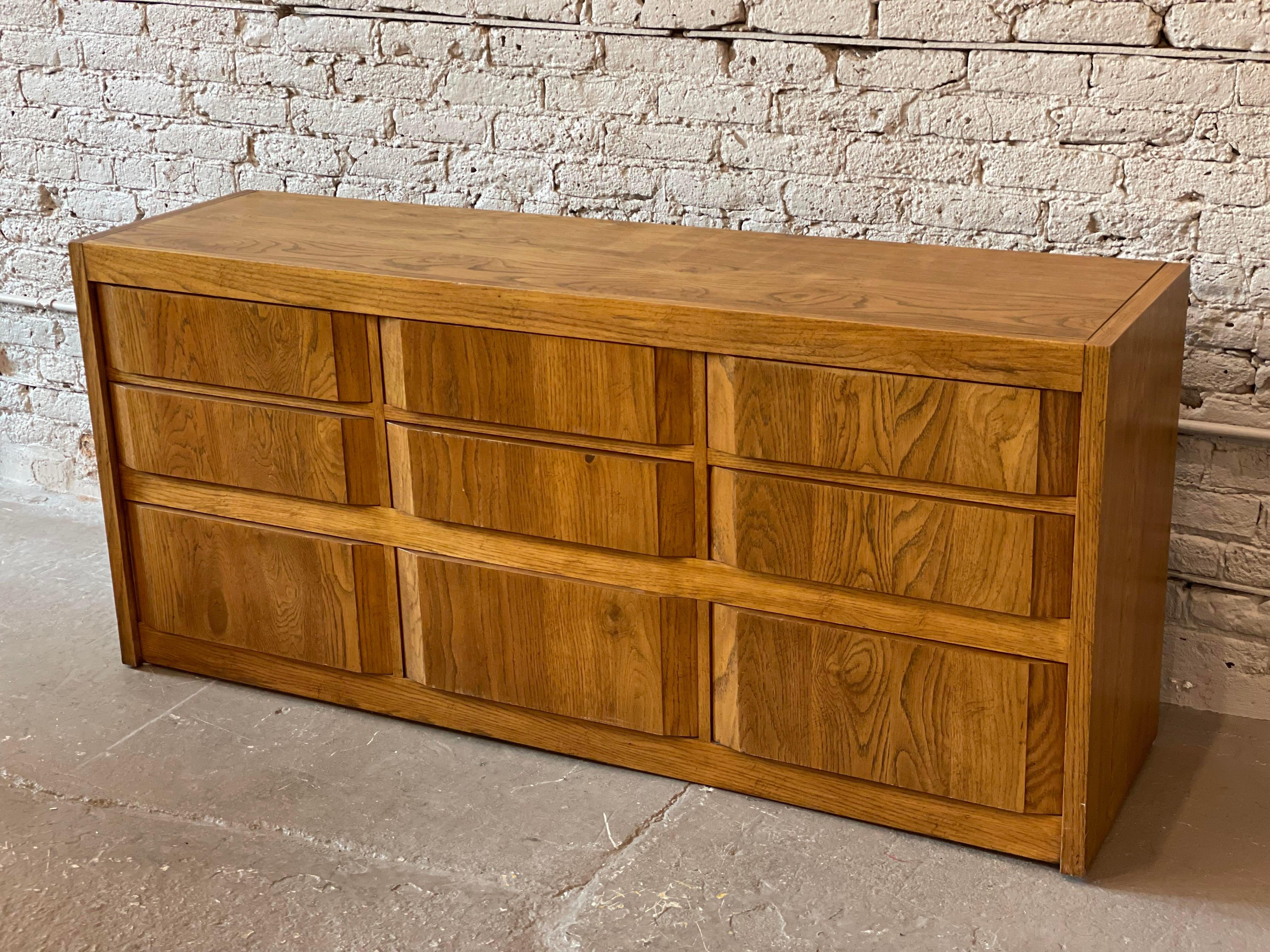 1980er Thomasville Massivholz Vintage Kommode Mid Century (Minimalistisch) im Angebot