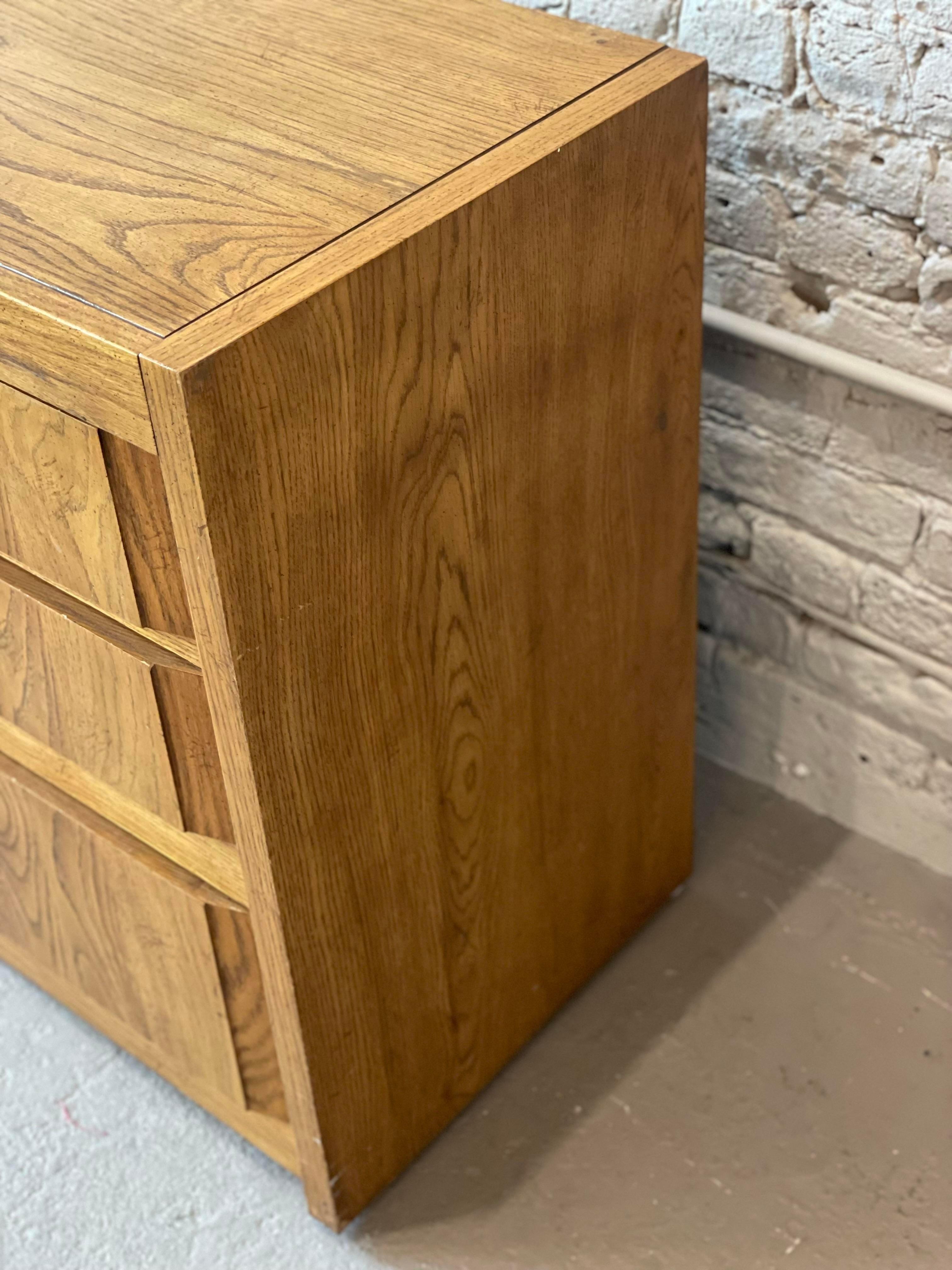 1980s Thomasville Solid Wood Vintage Dresser Mid Century  In Good Condition For Sale In Chicago, IL