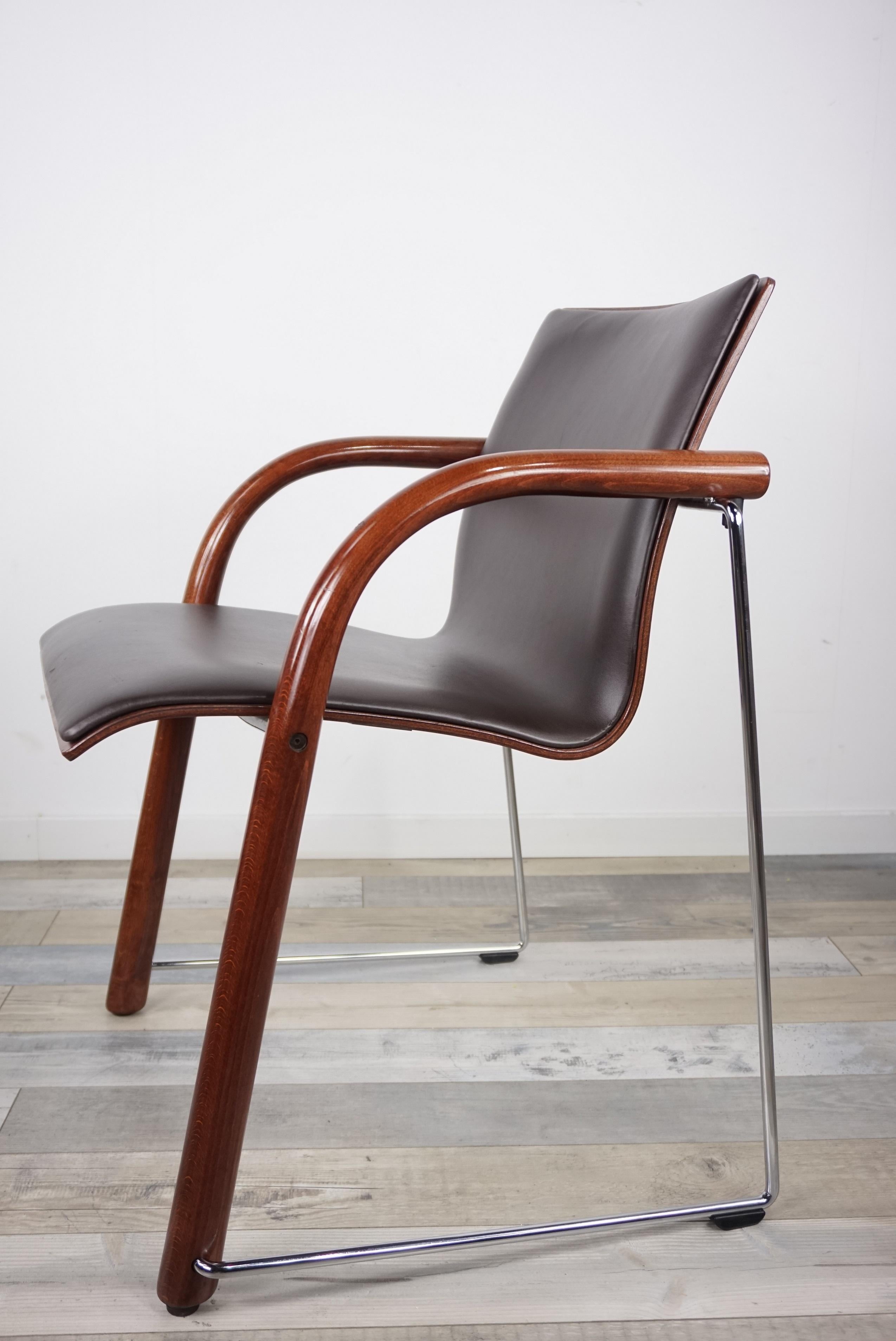 Der Sessel S320 ist eine Kreation von Ulrich Böhme und Wulf Schneider (deutsche Architekten und Designer:: die mehrfach für ihre innovativen Entwürfe ausgezeichnet wurden) aus dem Jahr 1984 für das berühmte Haus Thonet. Mit erstaunlichen Leistungen