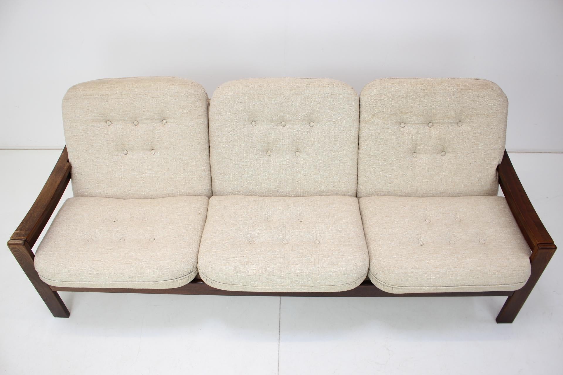 - Good original condition
- The pillows have stains on one side
- Manufacturer Hikor Písek 1987
- Seat height 44 cm
- Dimensions when unfolded, depth 106 cm, length 191 cm.