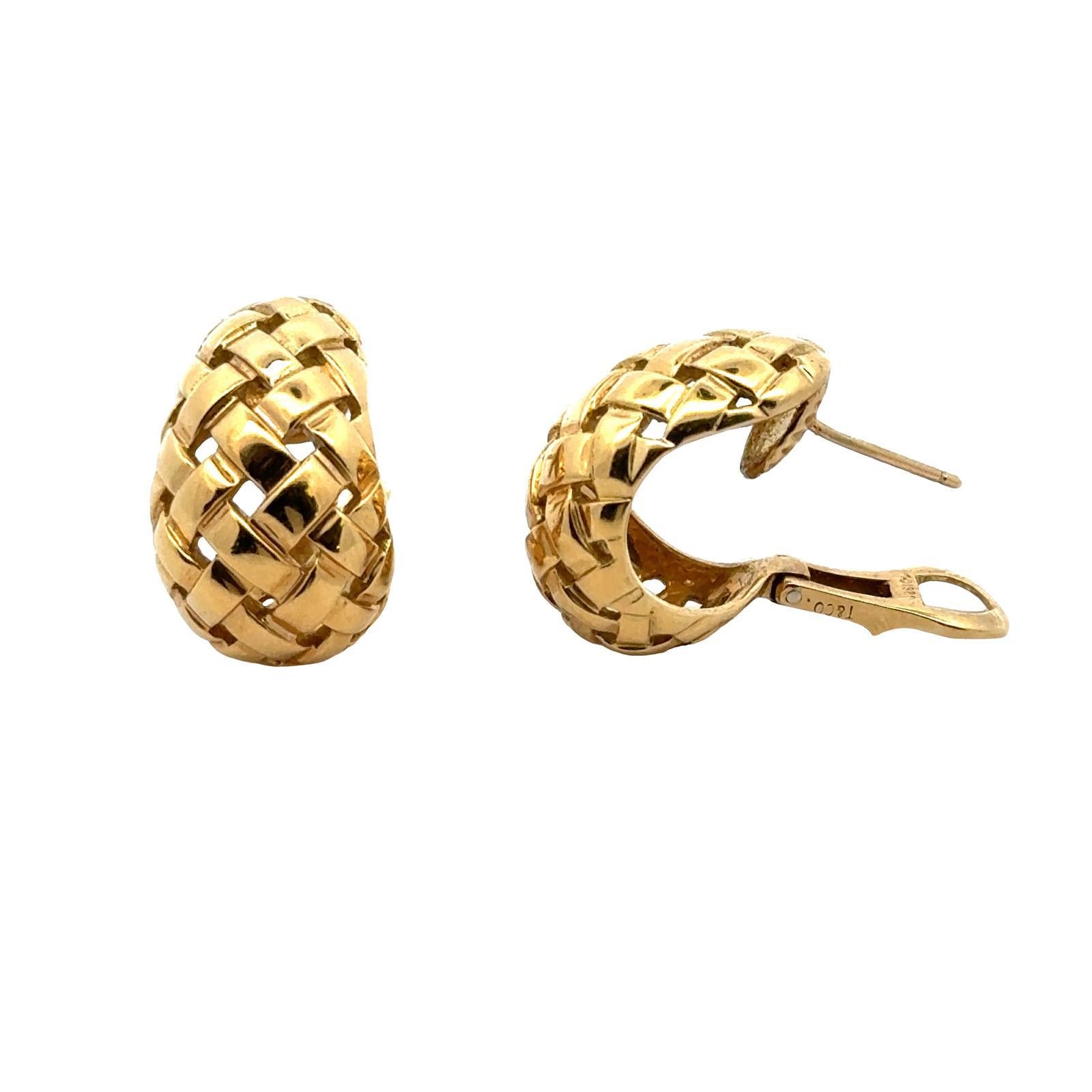 1980's Tiffany Basket Weave 18 Karat Yellow Gold J Hoop Lever-Back Earrings In Excellent Condition For Sale In Boca Raton, FL