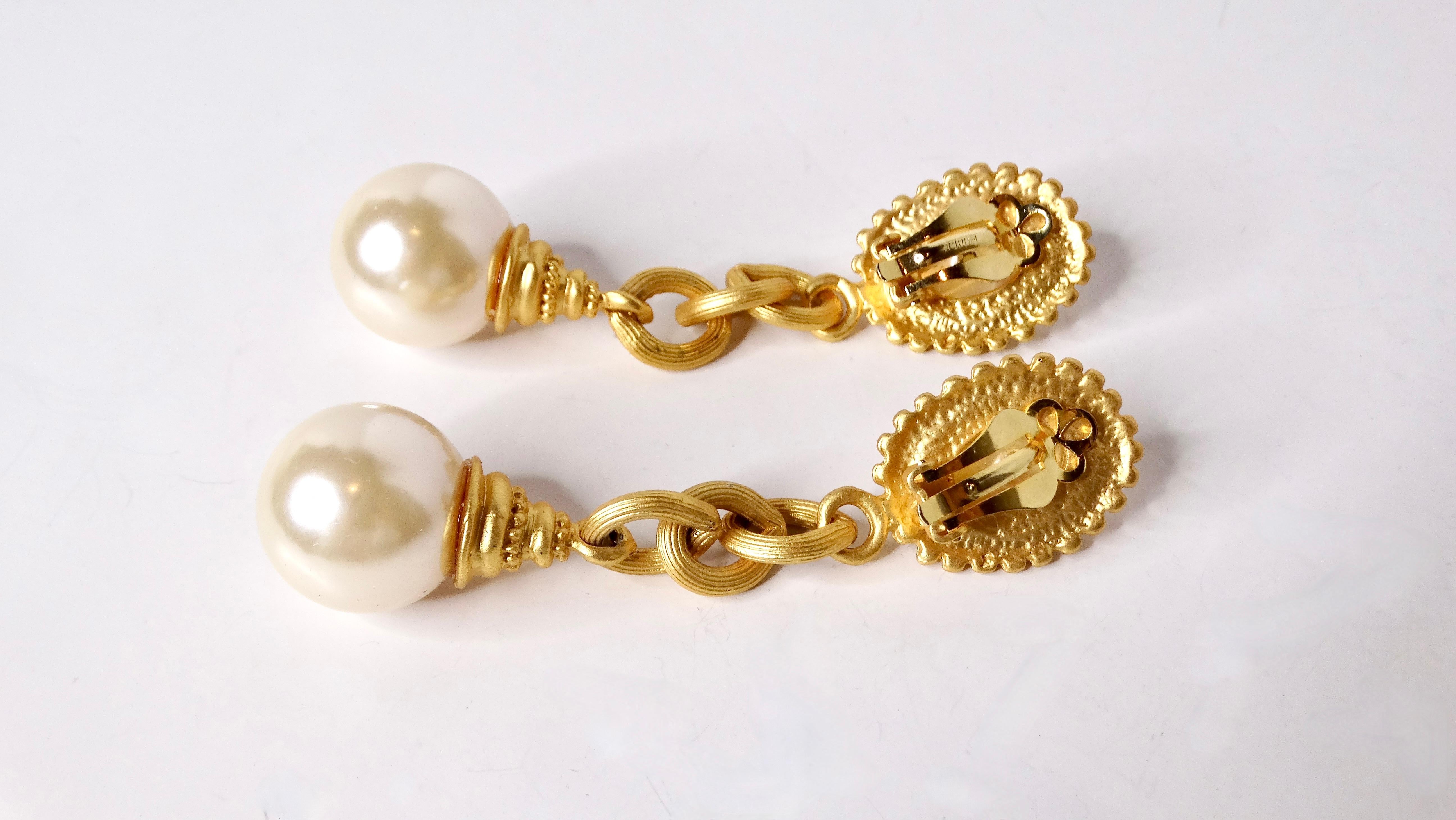 1980s Tiffany Inspired 18k Gold Plated Costume Pearl Drop Clip-On Earrings In Good Condition For Sale In Scottsdale, AZ