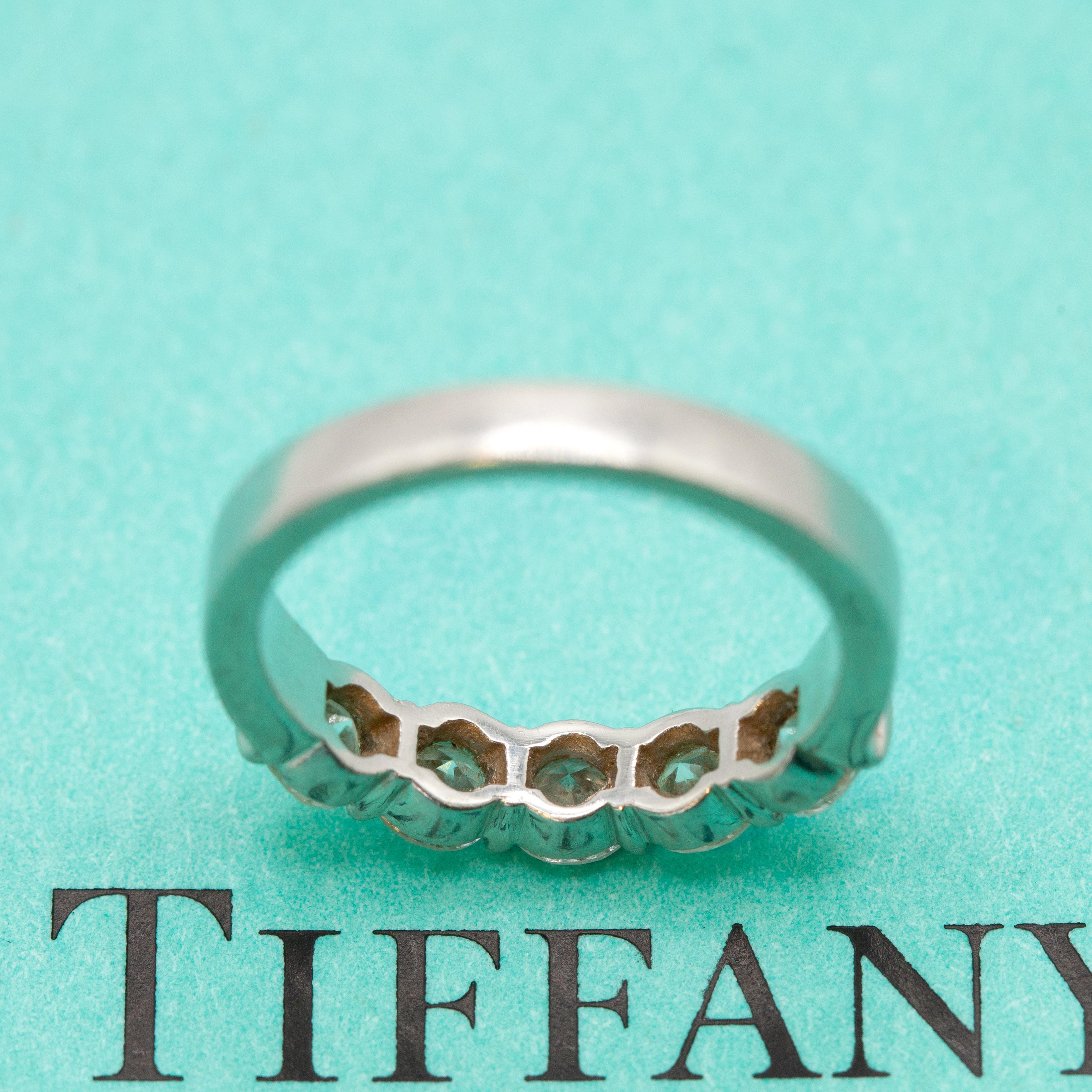 1980er Jahre Tiffany & Co Platin-Ring mit 5 Diamanten im Angebot 5