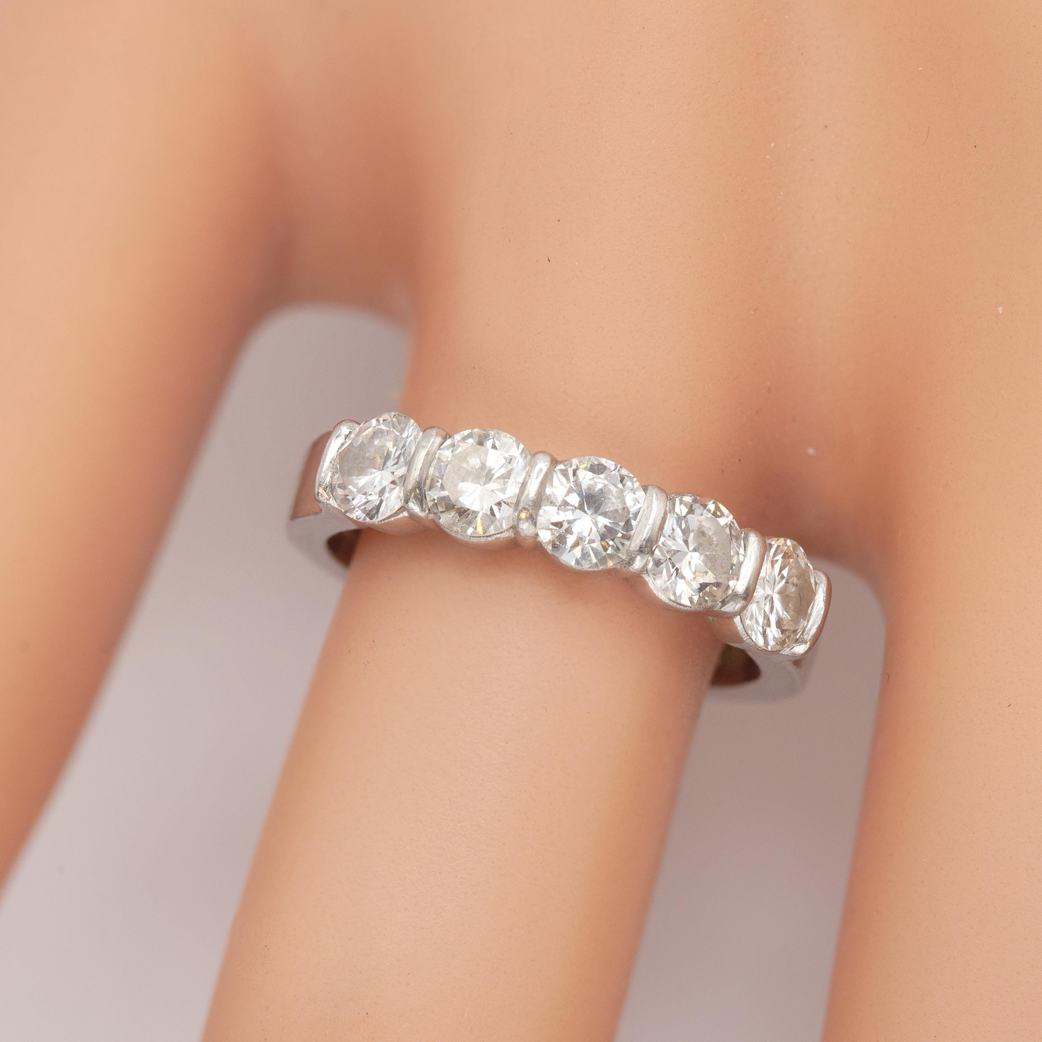 1980er Jahre Tiffany & Co Platin 5 Stein Ring mit 5 Diamanten im Brillantschliff in G Farbe VS Klarheit gesetzt

Ringgröße: 4.25

Ungefähres Bruttogewicht:
Brutto ~ 4,80 Gramm
Diamanten ~ 0,90 Karat

Ungefähre Maße:
Band leicht verjüngt
(Rückseite)