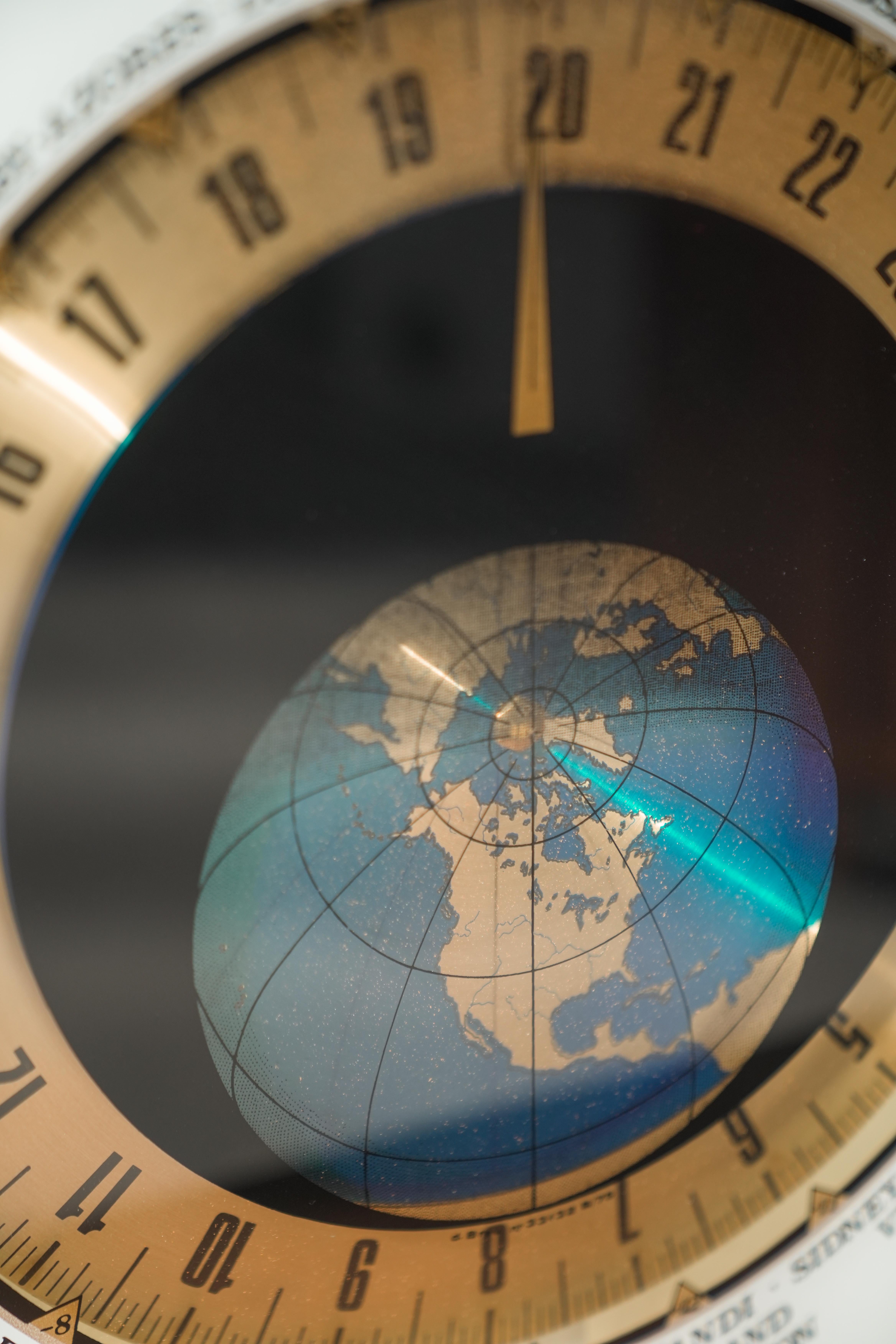1980er Jahre 'Zeitvergleich' Weltuhr  Einzigartige 24-Stunden-Wanduhr mit internationaler Zeitangabe im Angebot 1
