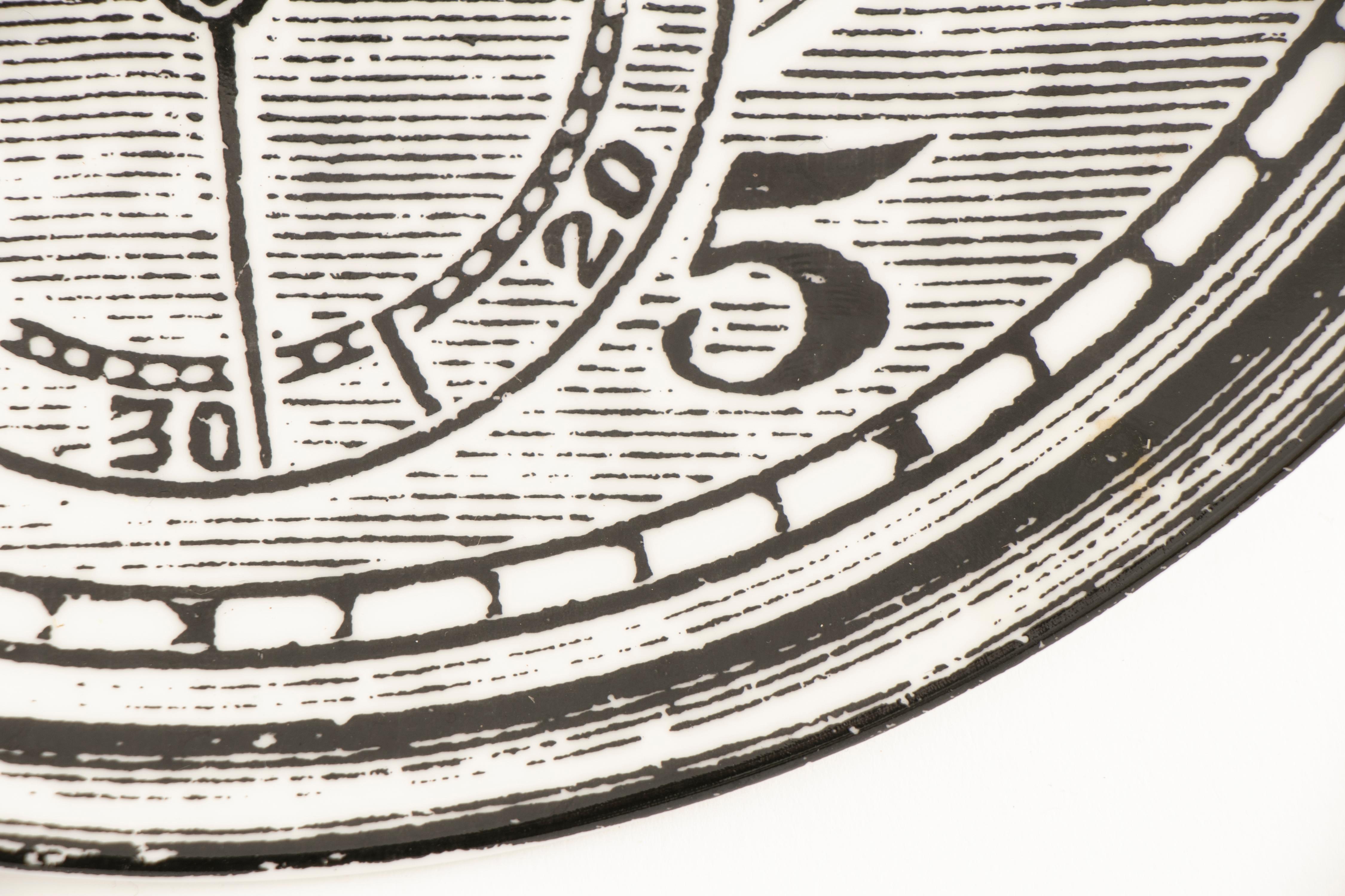 A vintage black and white ceramic compass plate by Timney Fowler London.

Measures: H 1.5cm, W 27cm, D 27cm.