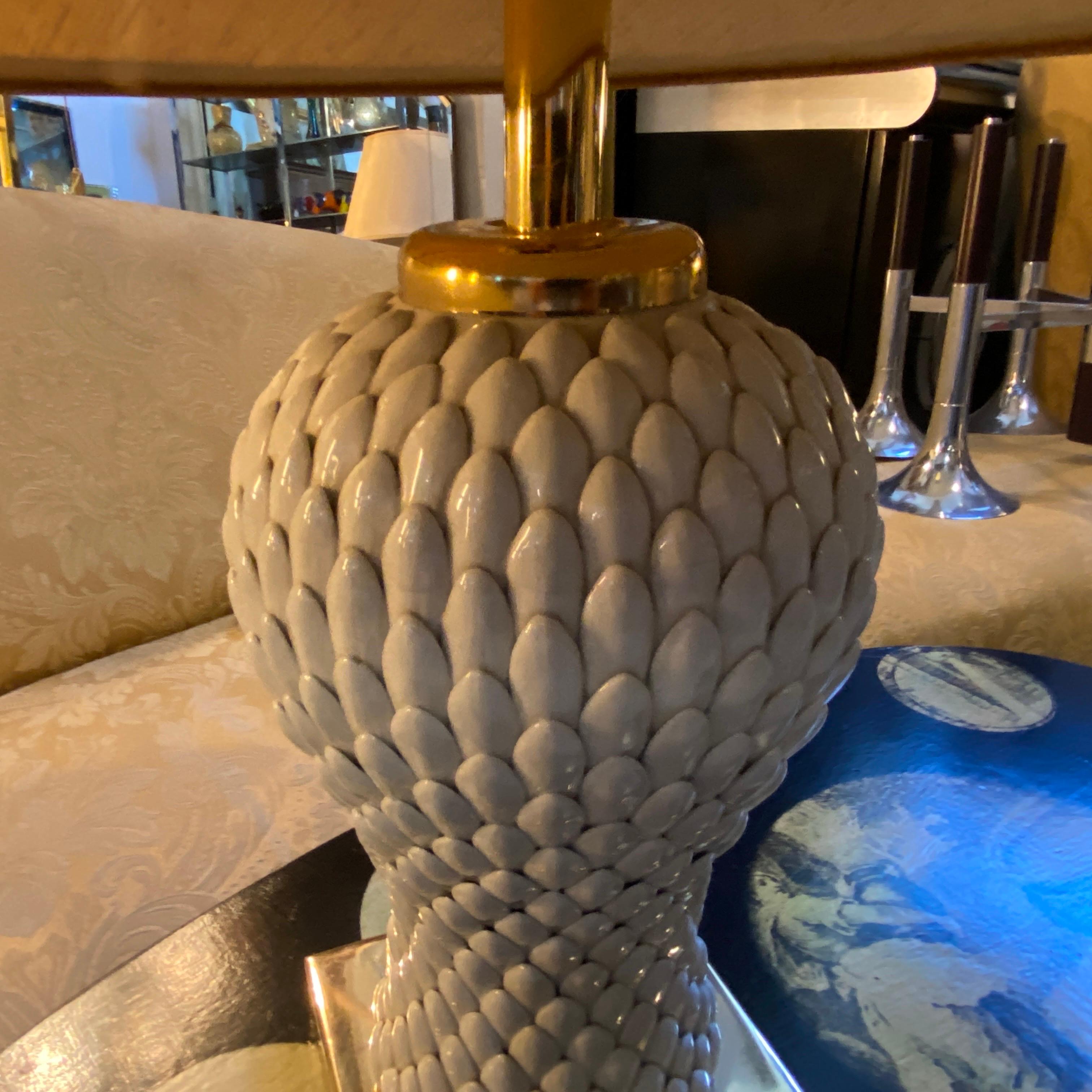 1980s Hollywood Regency  Brass and White Porcelain Italian Table Lamp In Good Condition For Sale In Aci Castello, IT