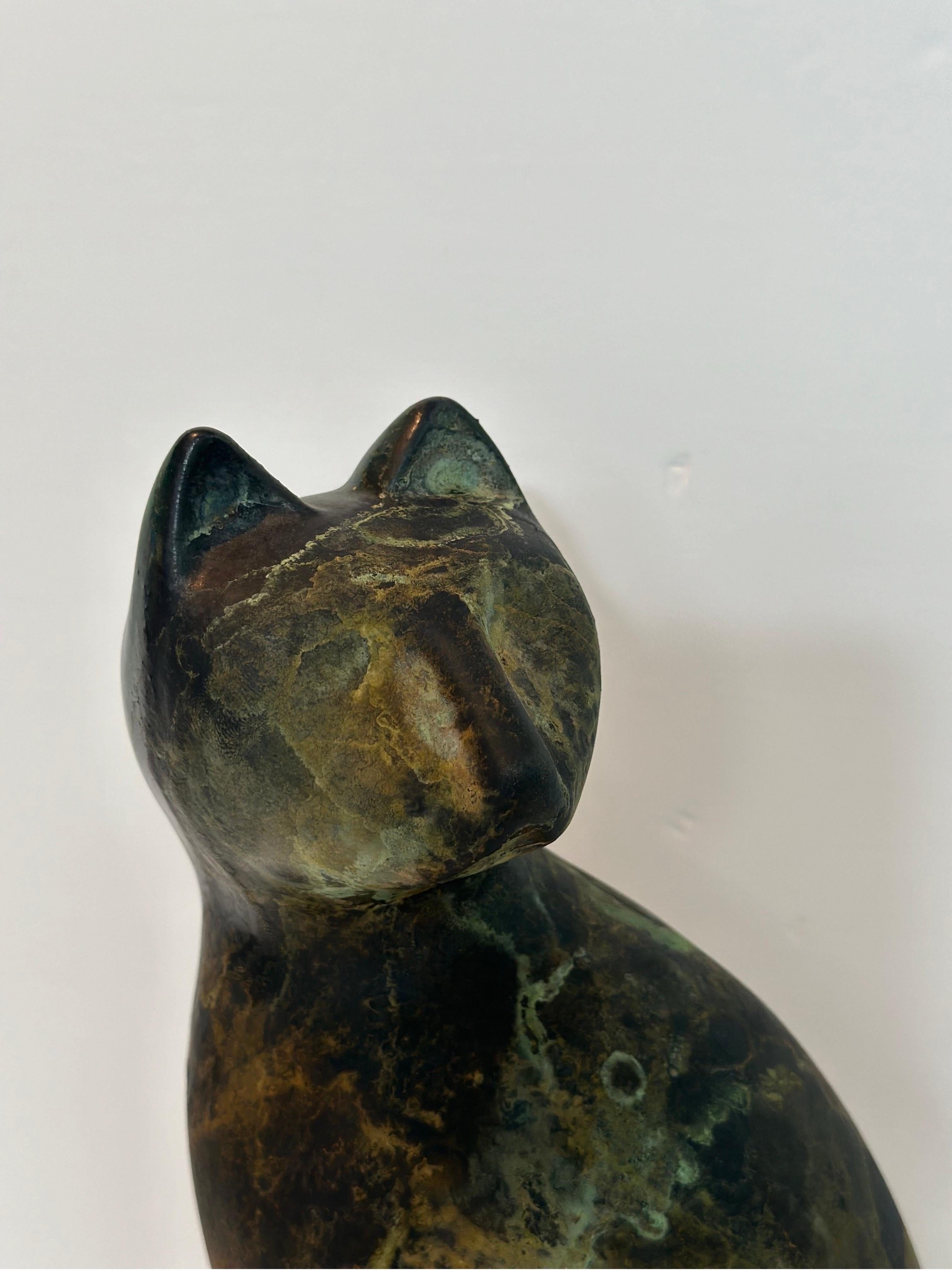Años 80 Tony Evans Escultura de cerámica animal de gato verde en cerámica de rakú Cerámico en venta