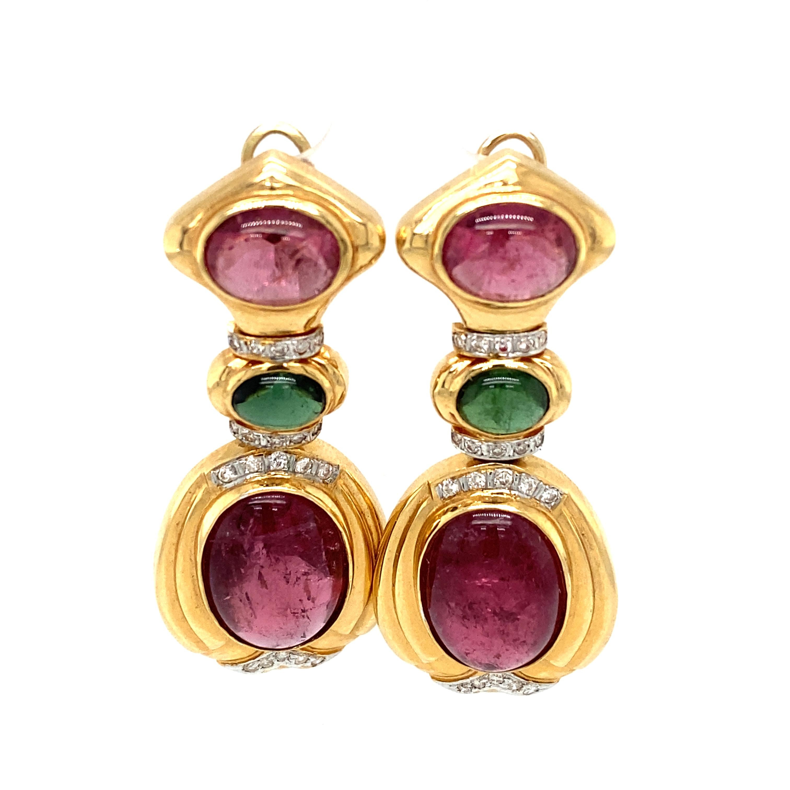 Artikel-Details: Diese Vintage-Ohrringe mit grünen und rosa Turmalin-Cabochons sind mit Diamanten besetzt. Sie sind perfekt als auffälliges Accessoire geeignet. Die Turmalinsteine haben eine ausgezeichnete Sättigung und einen schönen Kontrast und