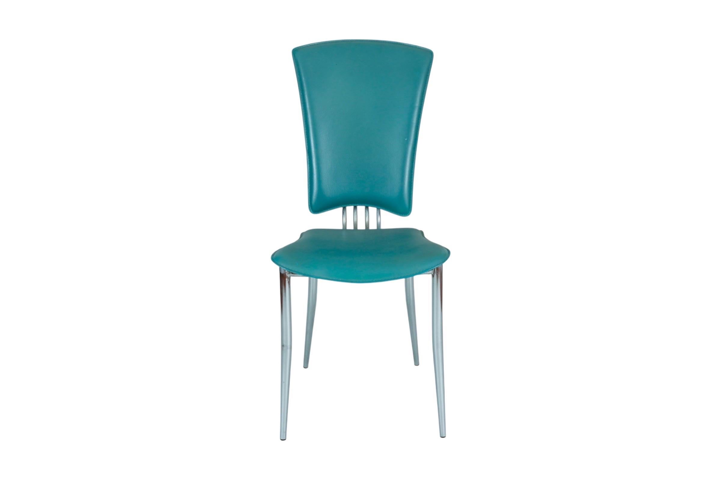 Un set di sei sedie da pranzo Tracy postmoderne del 1980, realizzate da Chintaly Imports. Gli schienali angolari e le sedute trapezoidali di colore verde acqua sono fissati a telai cromati con gambe affusolate. Stilizzata sulla base delle poltrone