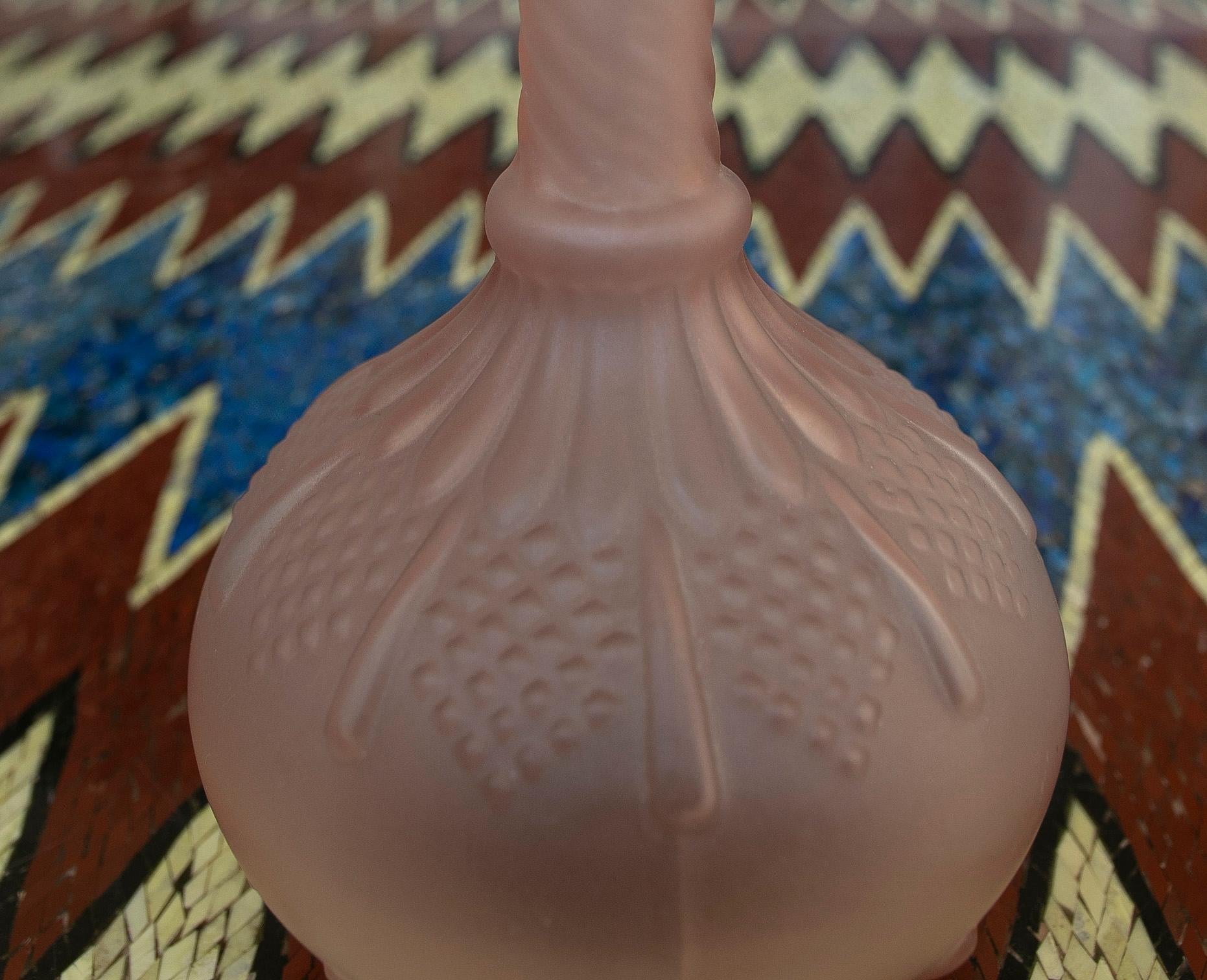Bottiglia di vetro rosa traslucido degli anni '80 in vendita 4