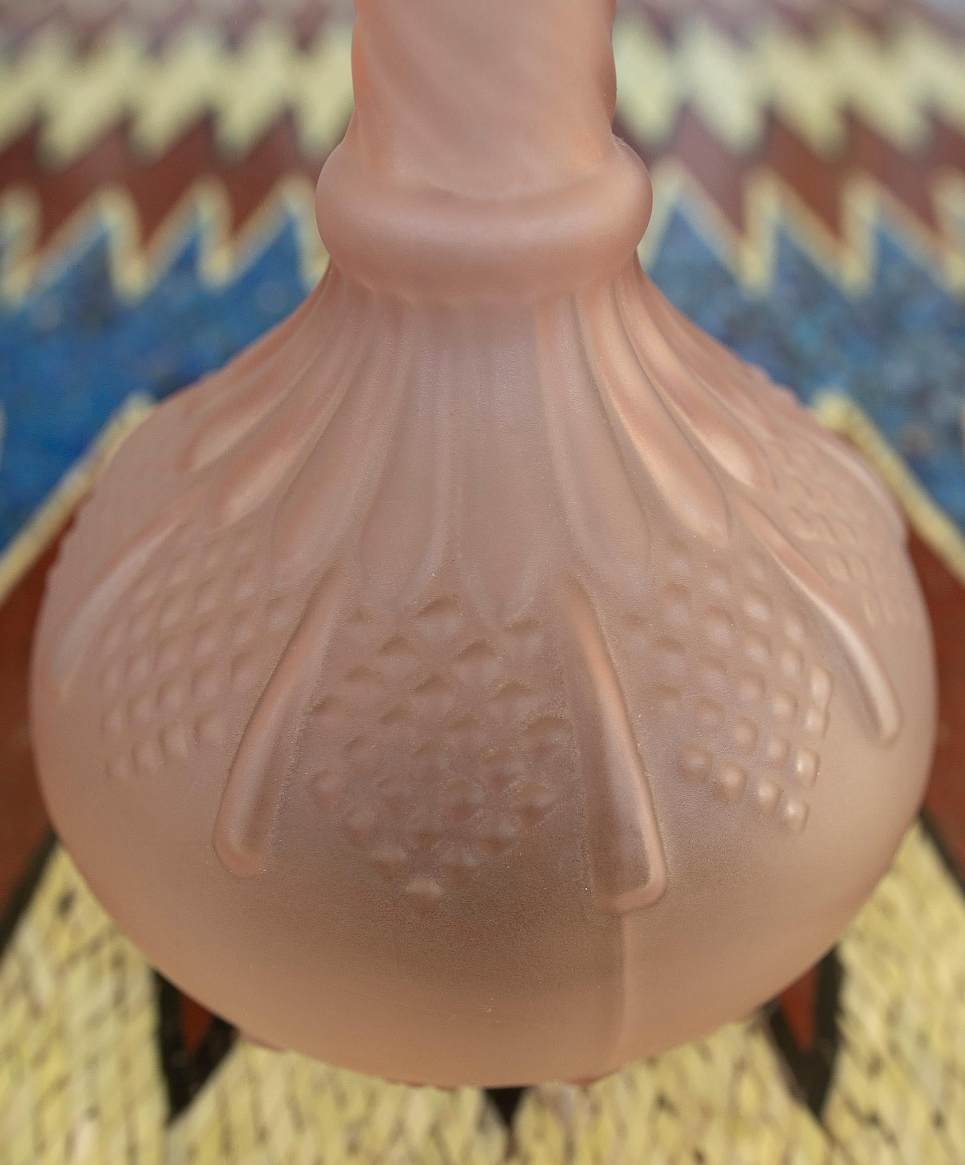 1980 Bottiglia in vetro traslucido rosato.
