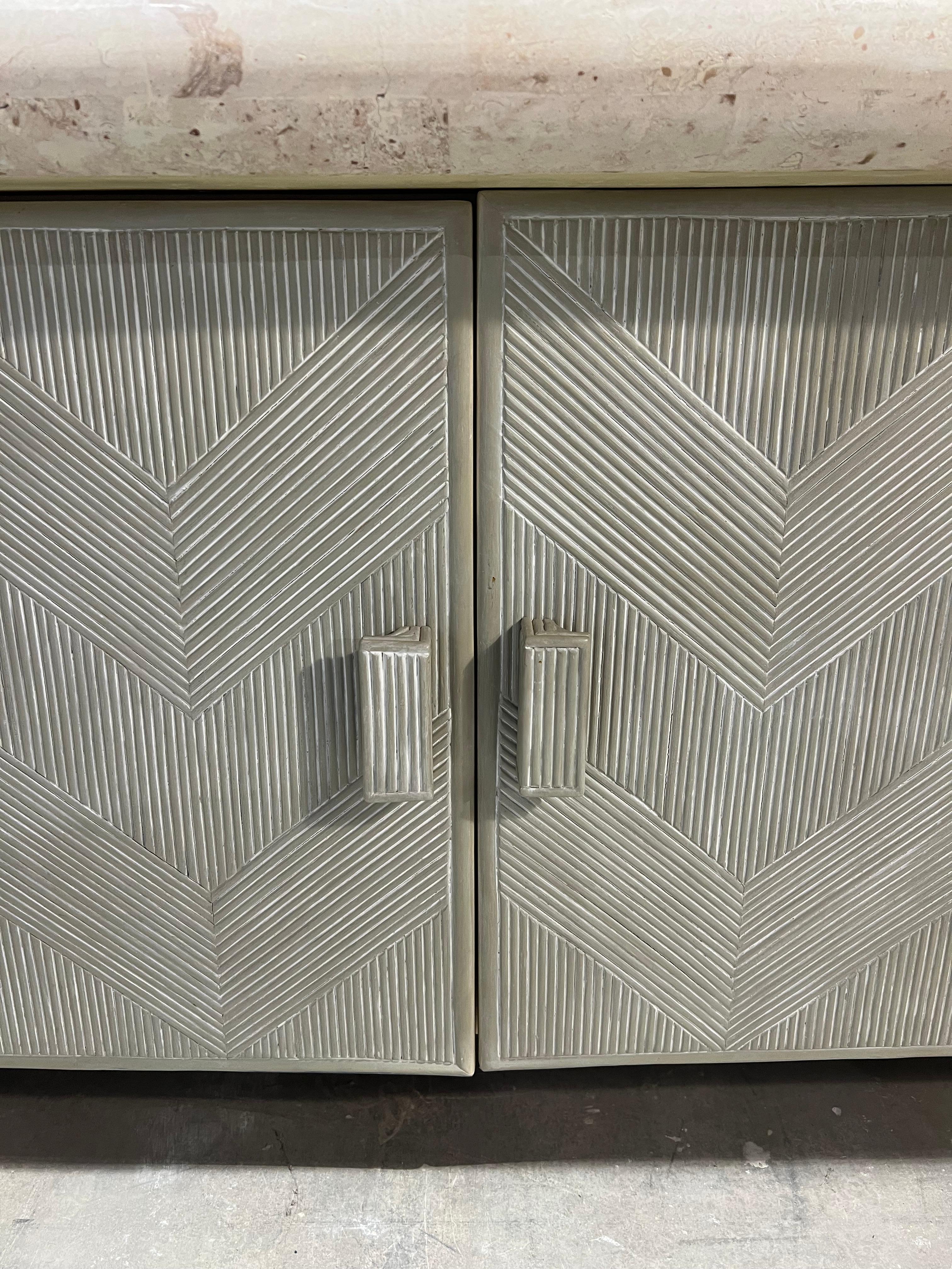 Postmoderno Credenza anni '80 in travertino e canna da zucchero in vendita