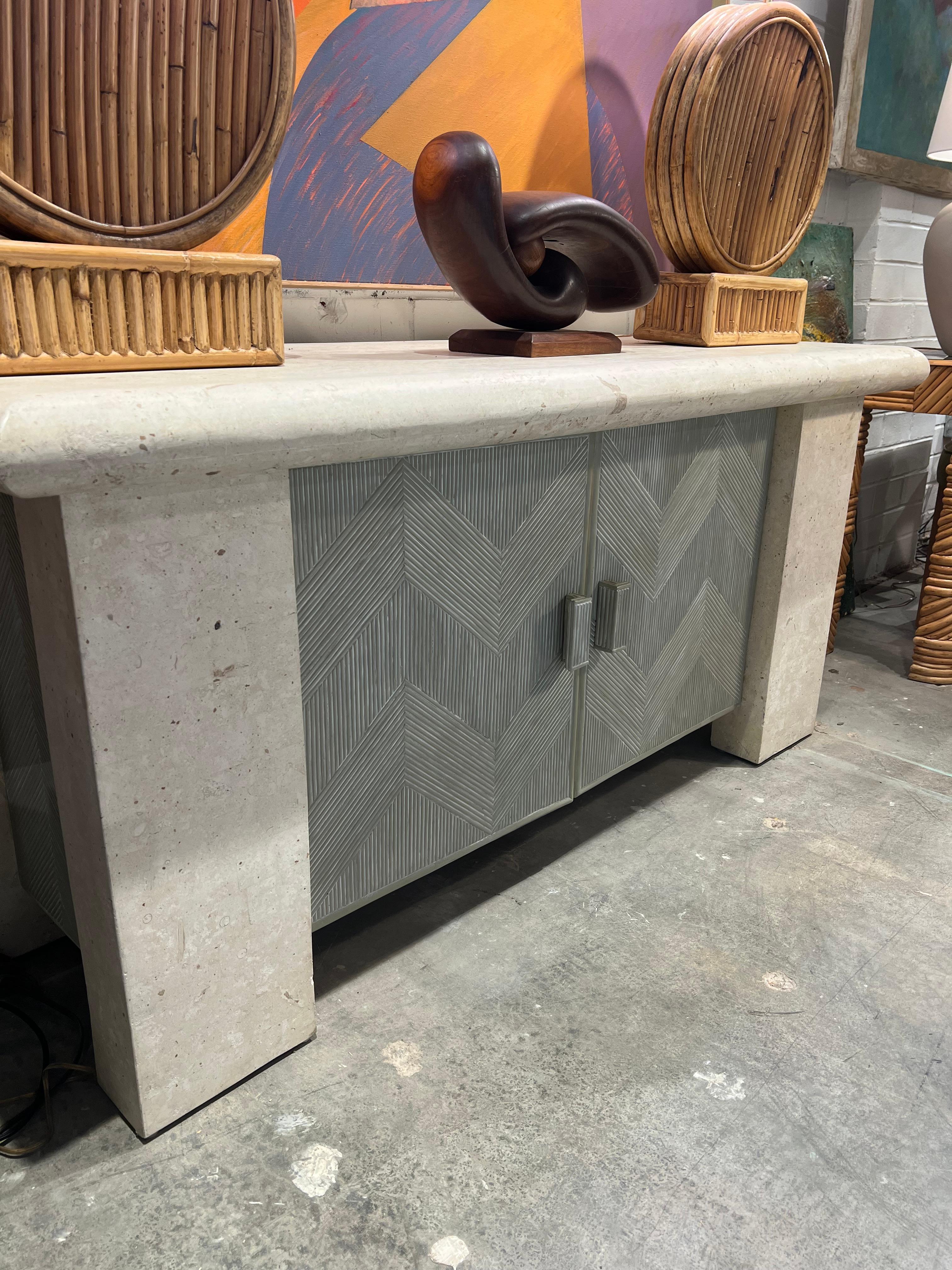 Rattan Credenza anni '80 in travertino e canna da zucchero in vendita