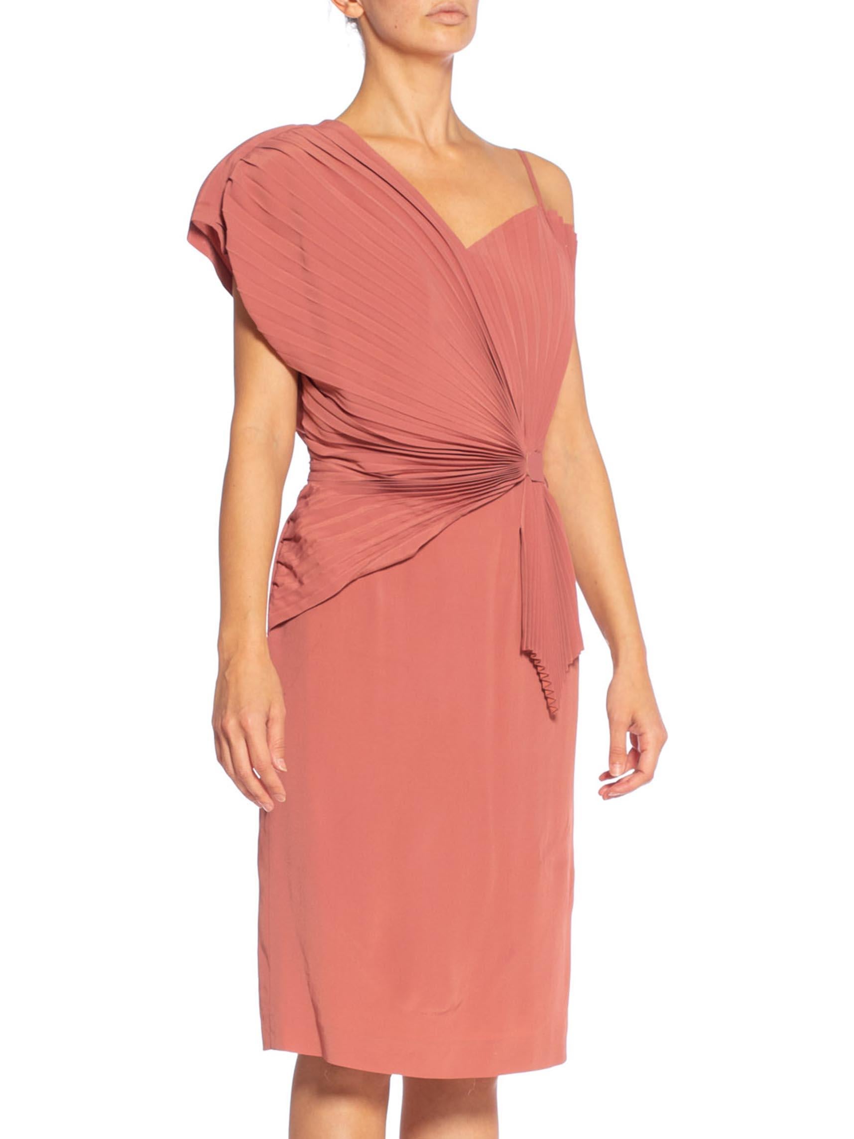 Fabricada en Italia y etiquetada con una talla 42 europea. Forrado de rayón Años 80 TERESA CREOLA Rosa empolvado Mezcla de seda Crepe de chine Plisado Vestido de cóctel de una manga 