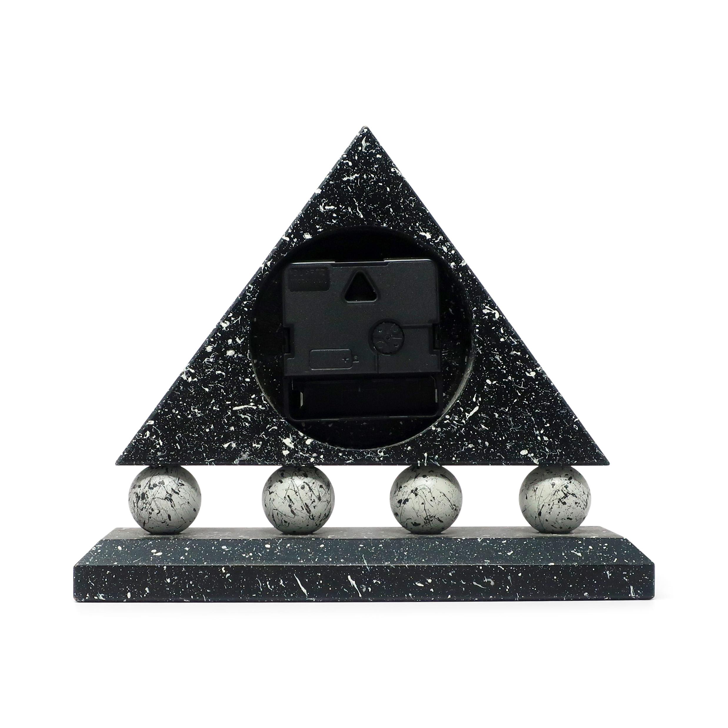 1980s Triangular Black Splatter Paint Desk Clock In Good Condition For Sale In Brooklyn, NY