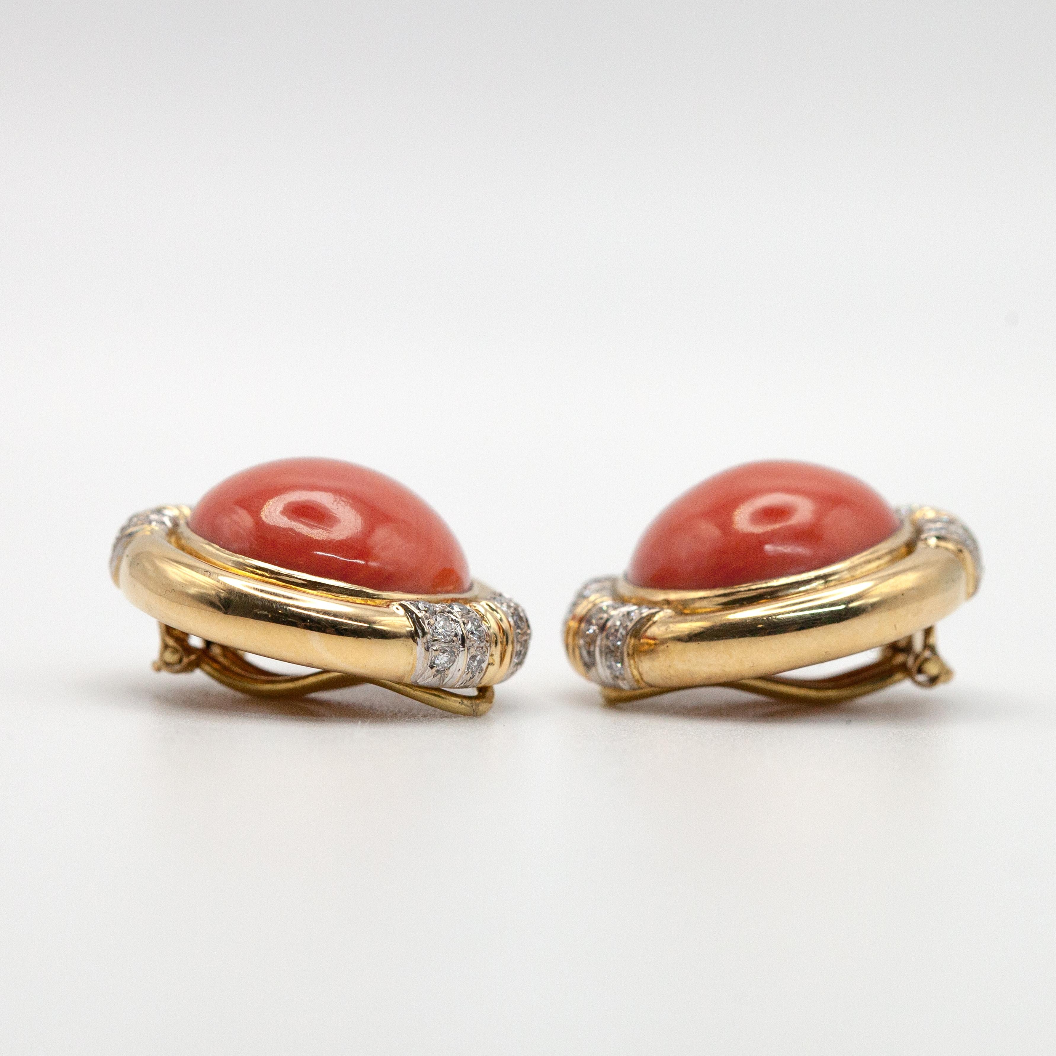 Gran TRIO Pendientes de oro amarillo de 18 quilates con clip de coral y diamantes engastados con 48 diamantes talla brillante de aproximadamente 1,20 quilates de color G-H y claridad VS-SI y 2 grandes cabujones de coral

Peso aproximado:
Bruto -