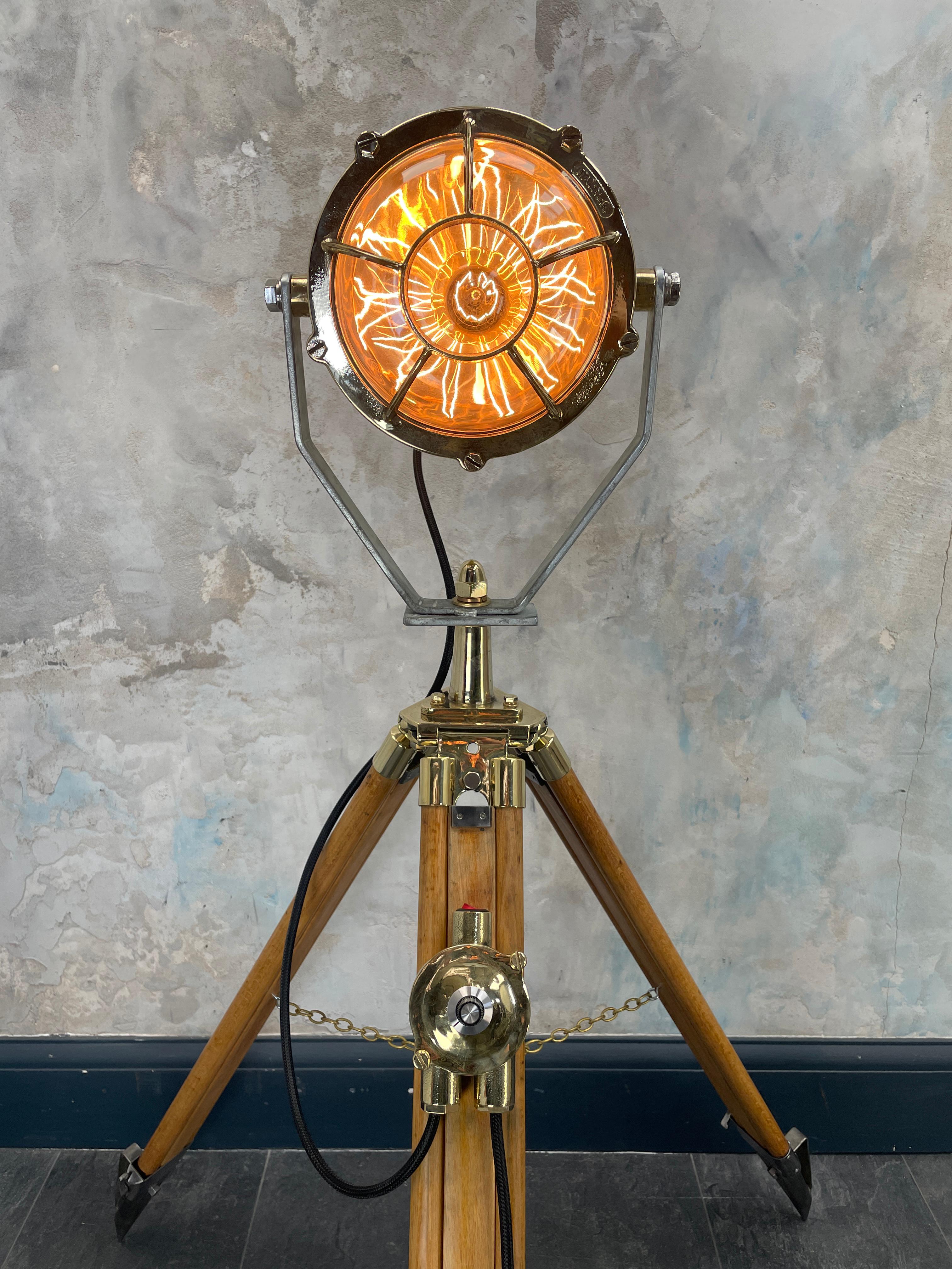 Fin du 20e siècle Lampe tripodepod espagnole Mateo Miletich Projector et British Tripod des années 1980 en vente
