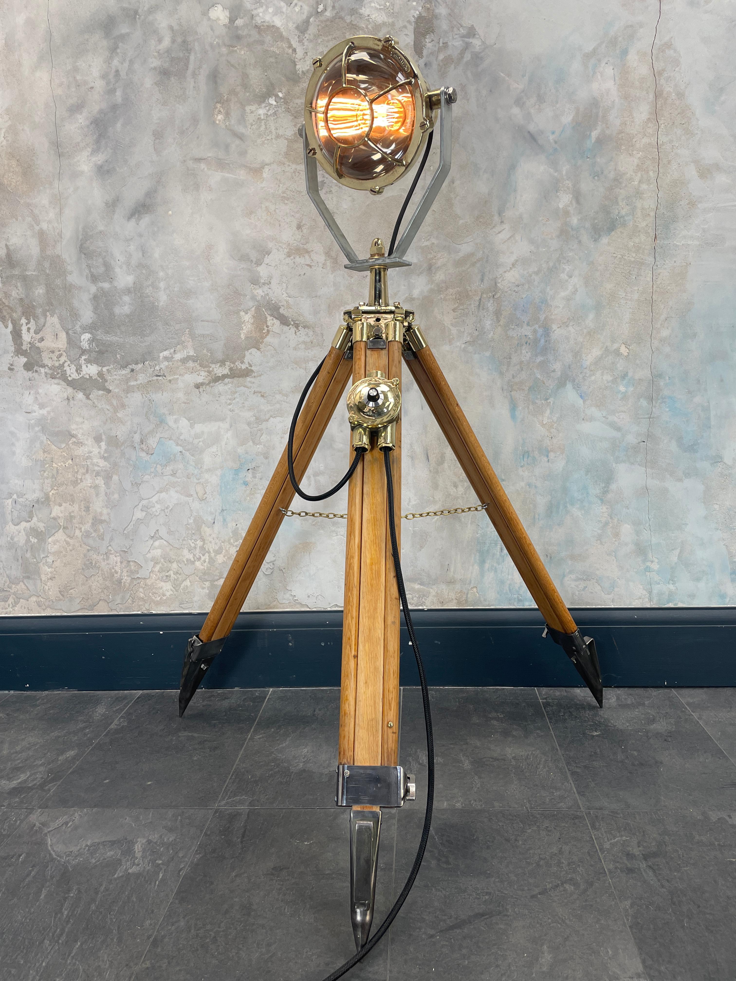 1980's Tripod Lampe, Spanisch Messing Mateo Miletich Projektor & British Tripod (Gegossen) im Angebot
