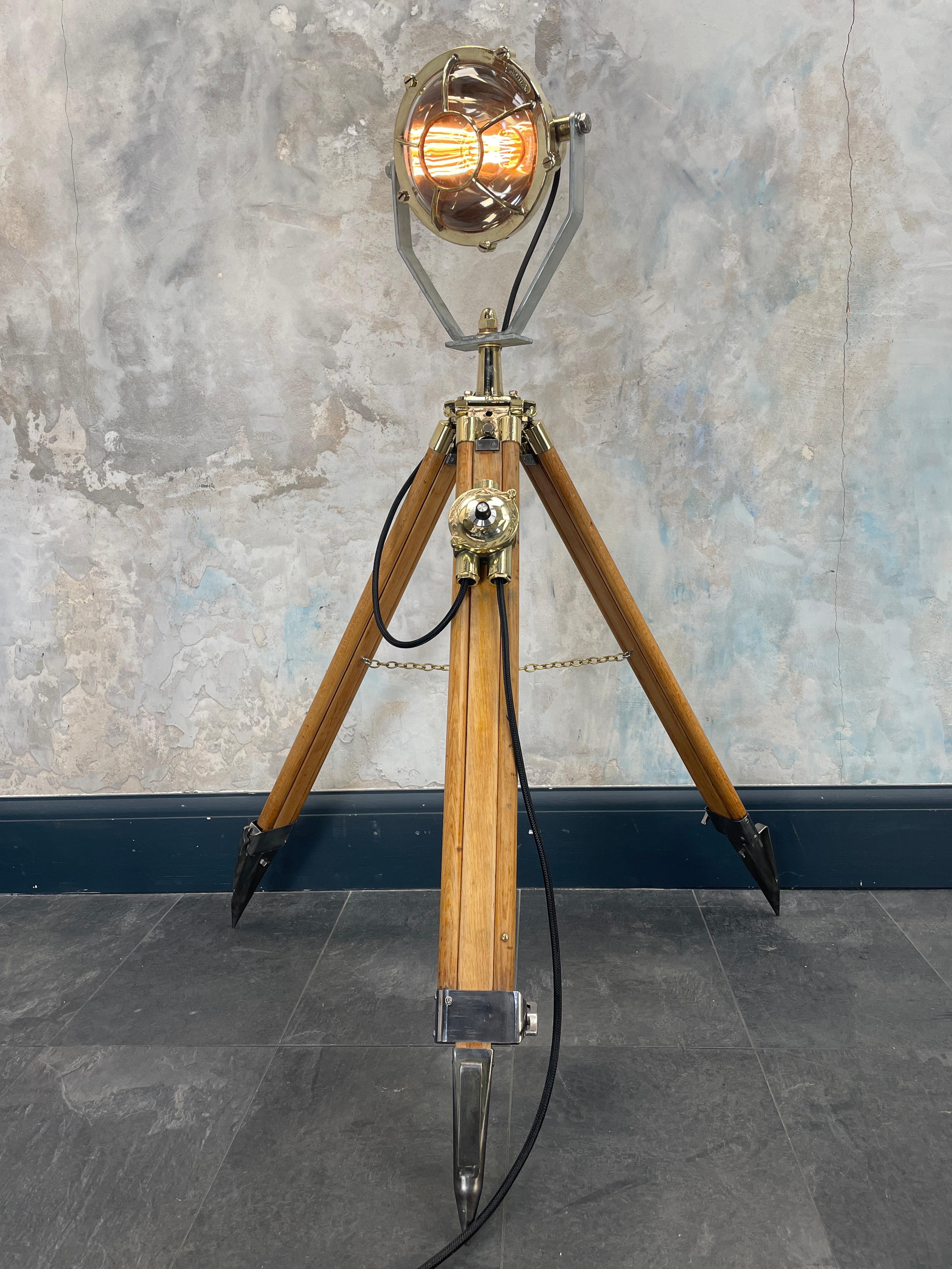 lampadaire tripod