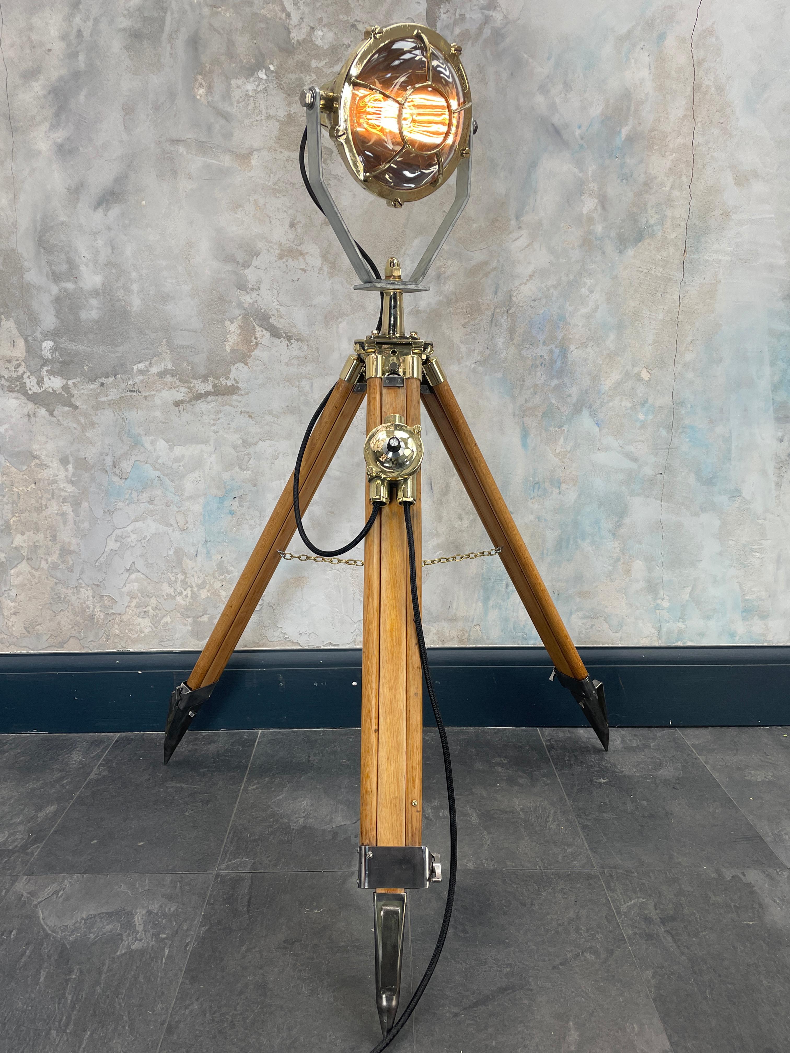 1980's Tripod Lamp, Spanish Brass Mateo Miletich Projector & British Tripod In Good Condition For Sale In Leicester, Leicestershire