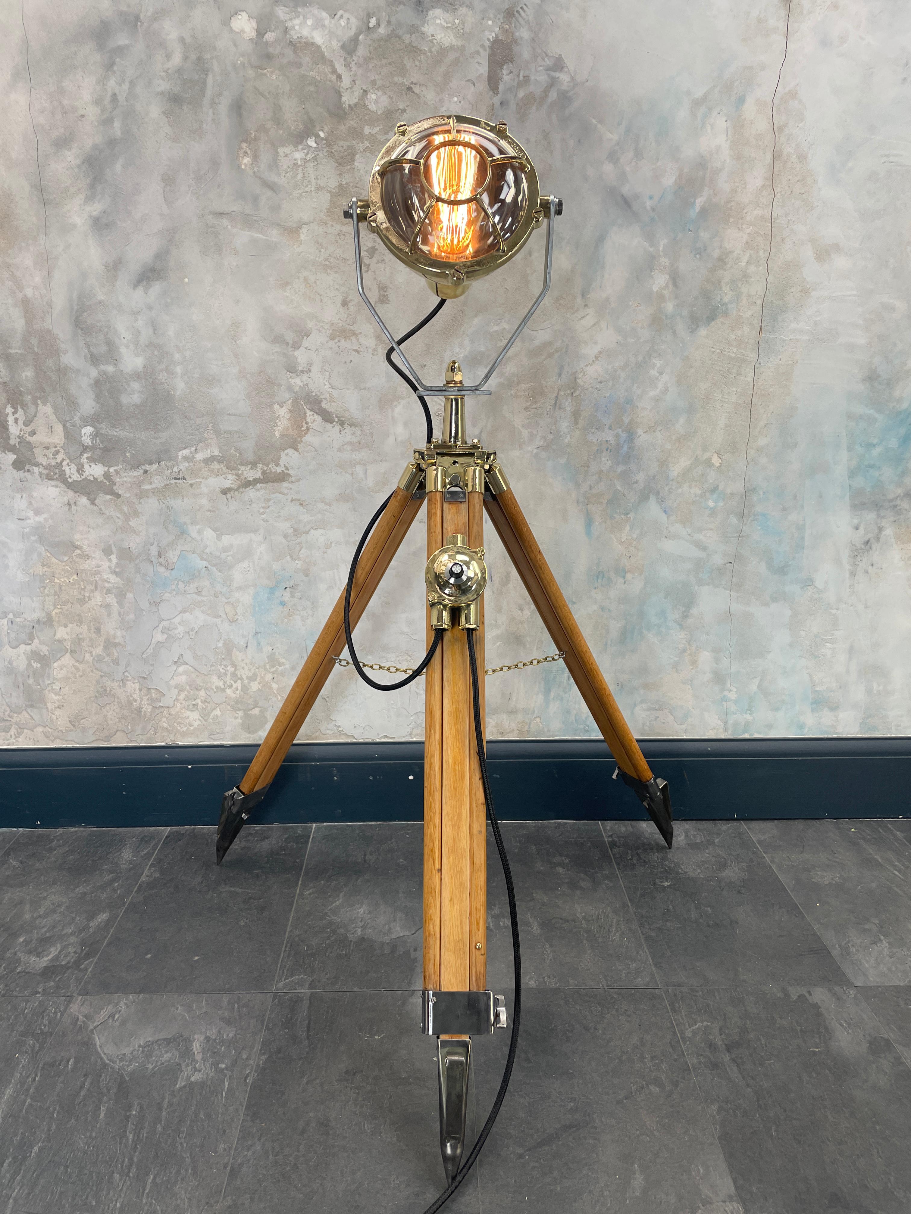 1980's Tripod Lampe, Spanisch Messing Mateo Miletich Projektor & British Tripod (Ende des 20. Jahrhunderts) im Angebot