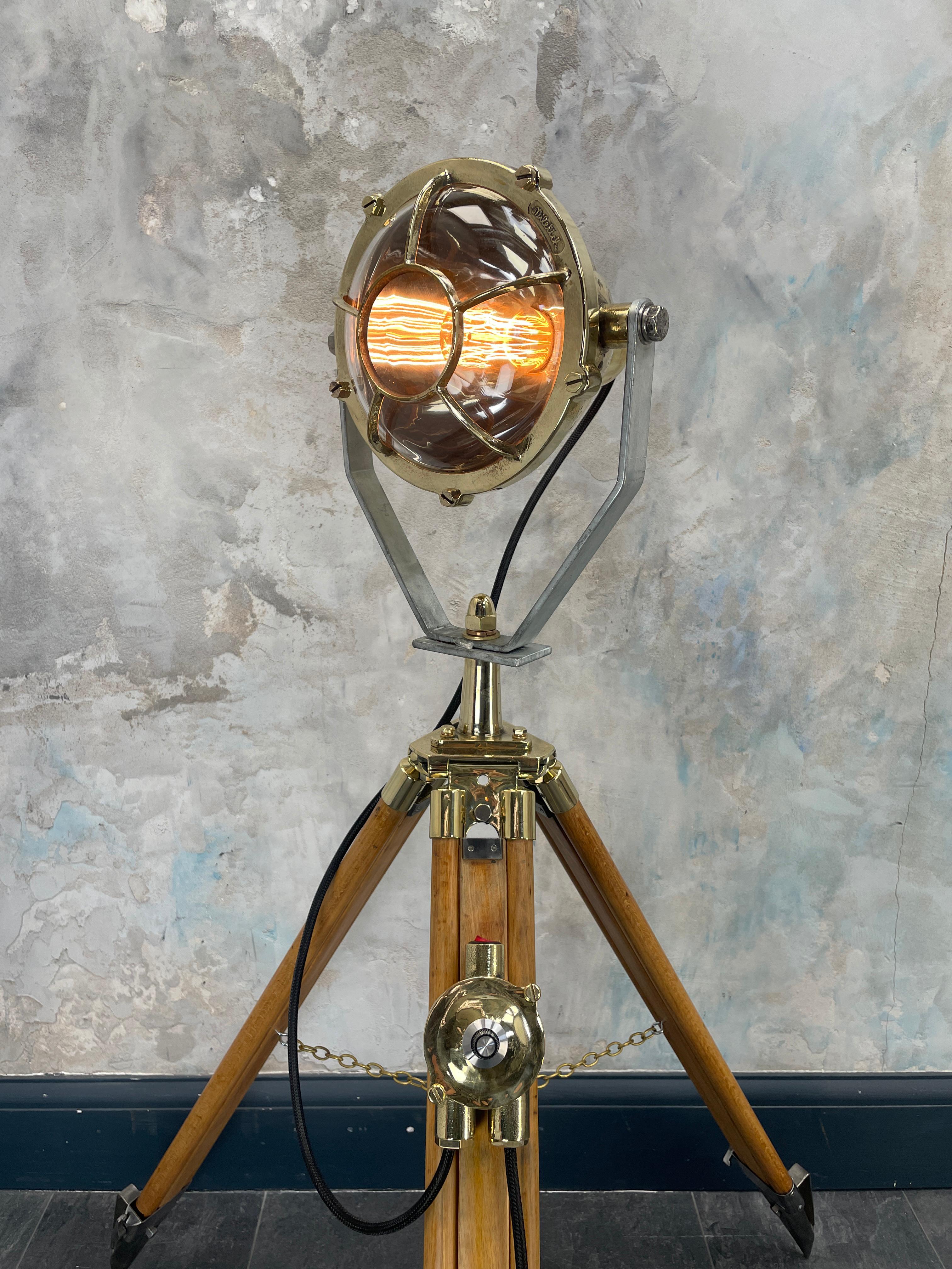 1980's Tripod Lampe, Spanisch Messing Mateo Miletich Projektor & British Tripod im Angebot 3