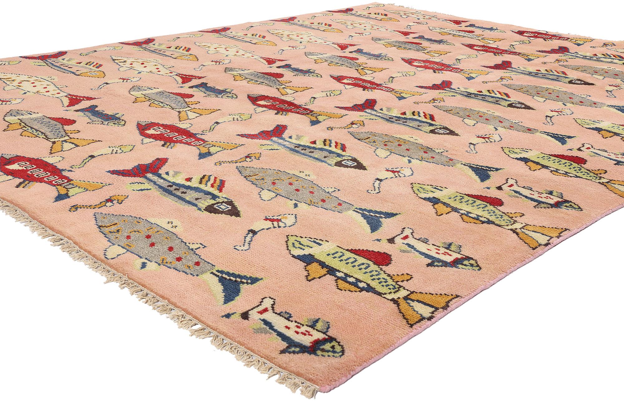 79212 Tapis vintage turc Sivas Fish, 07'11 x 10'00. Fusion délicieuse de fantaisie et d'artisanat, ce tapis Sivas turc vintage en laine noué à la main offre une nouvelle interprétation des contes anatoliens à travers le textile. Tissé dans le centre