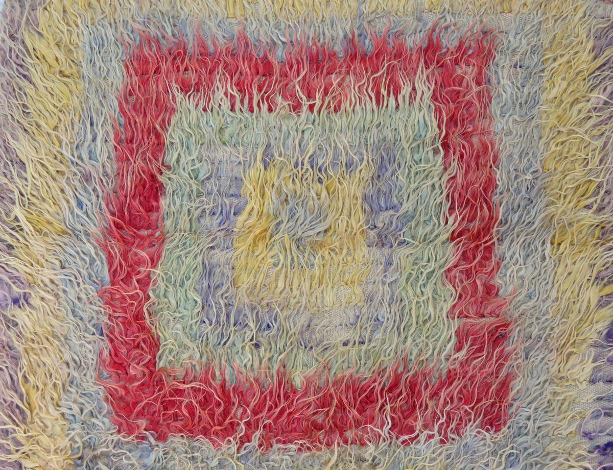 Tapis en laine soyeuse d'Anatolie tissé à la main avec un motif abstrait.
Dimensions : 3'6 x 3'8