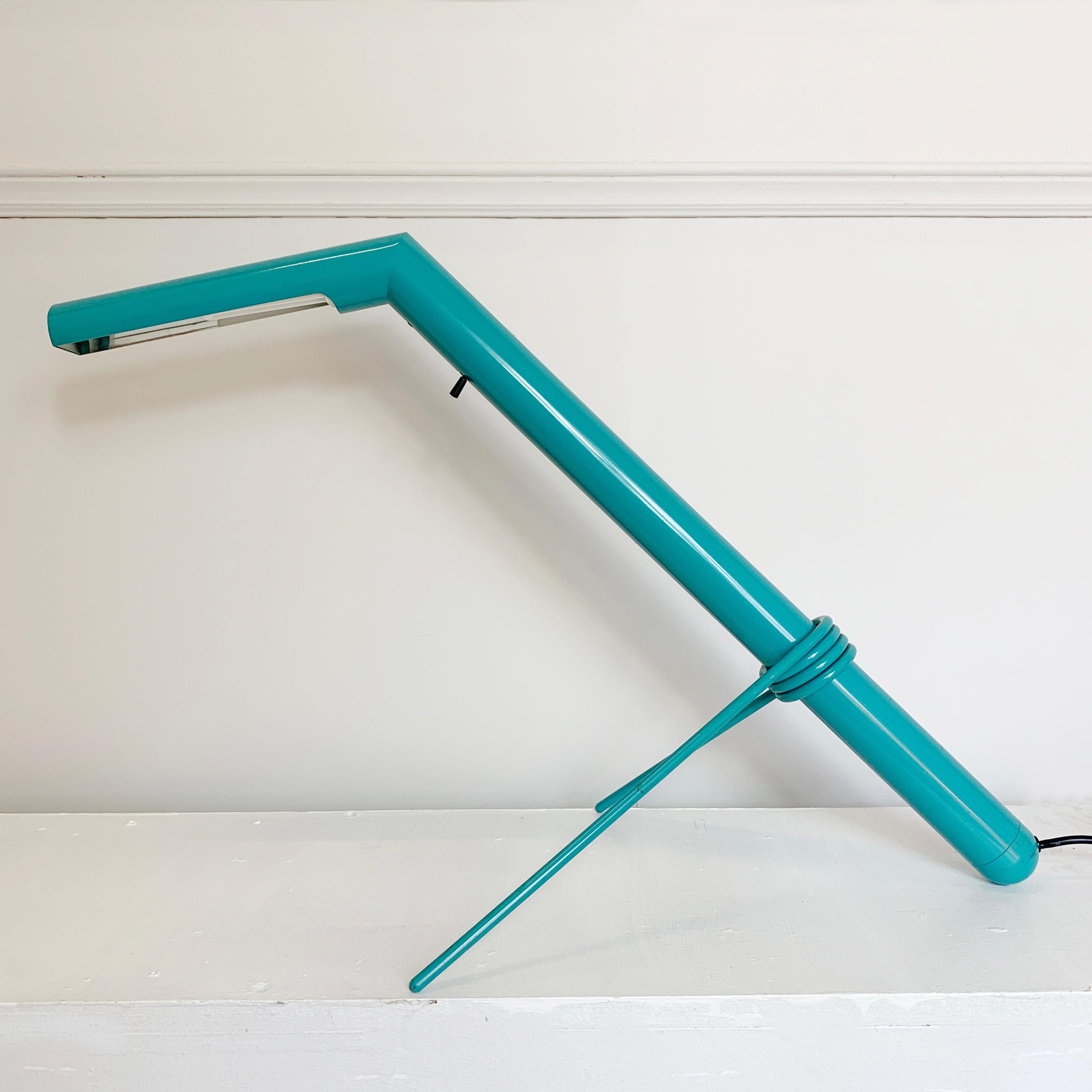 lámpara de escritorio de metal tubular de los años 80 posiblemente de origen sueco
Fantástico color turquesa. El pie metálico envolvente puede deslizarse a cualquier posición del brazo principal de la lámpara para cambiar el ángulo, el pie puede ir