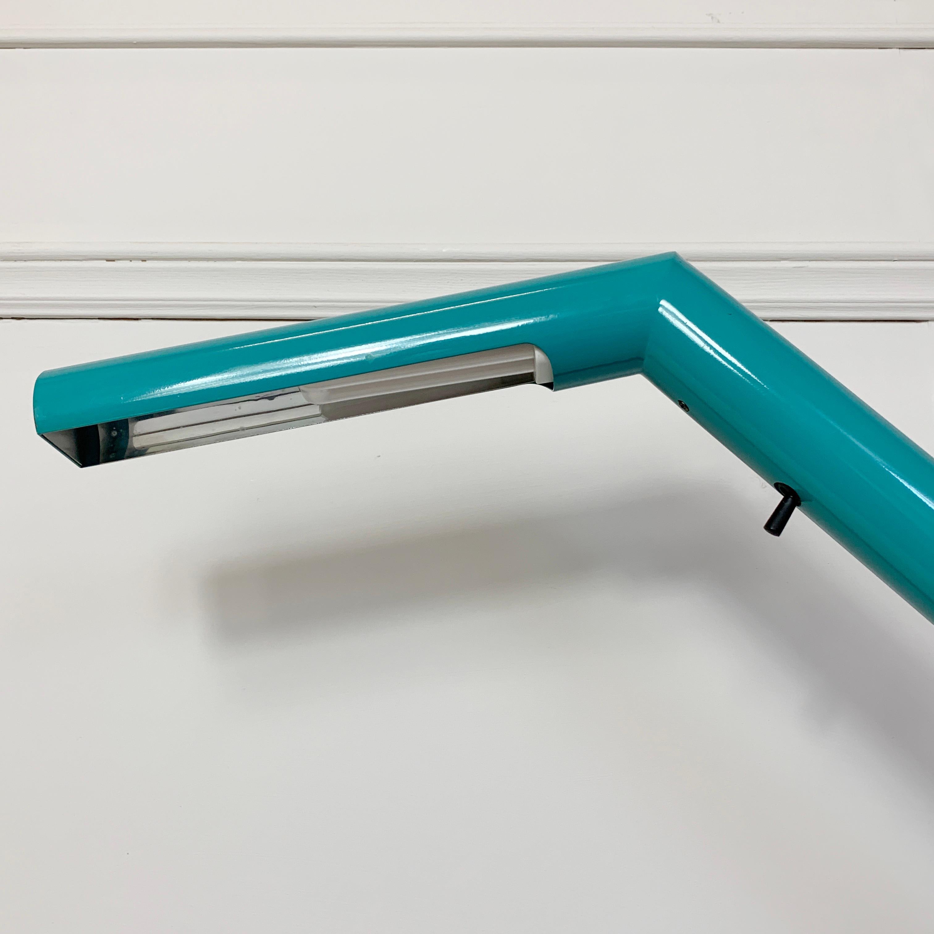 Lámpara de escritorio tubular turquesa de los años 80 finales del siglo XX en venta