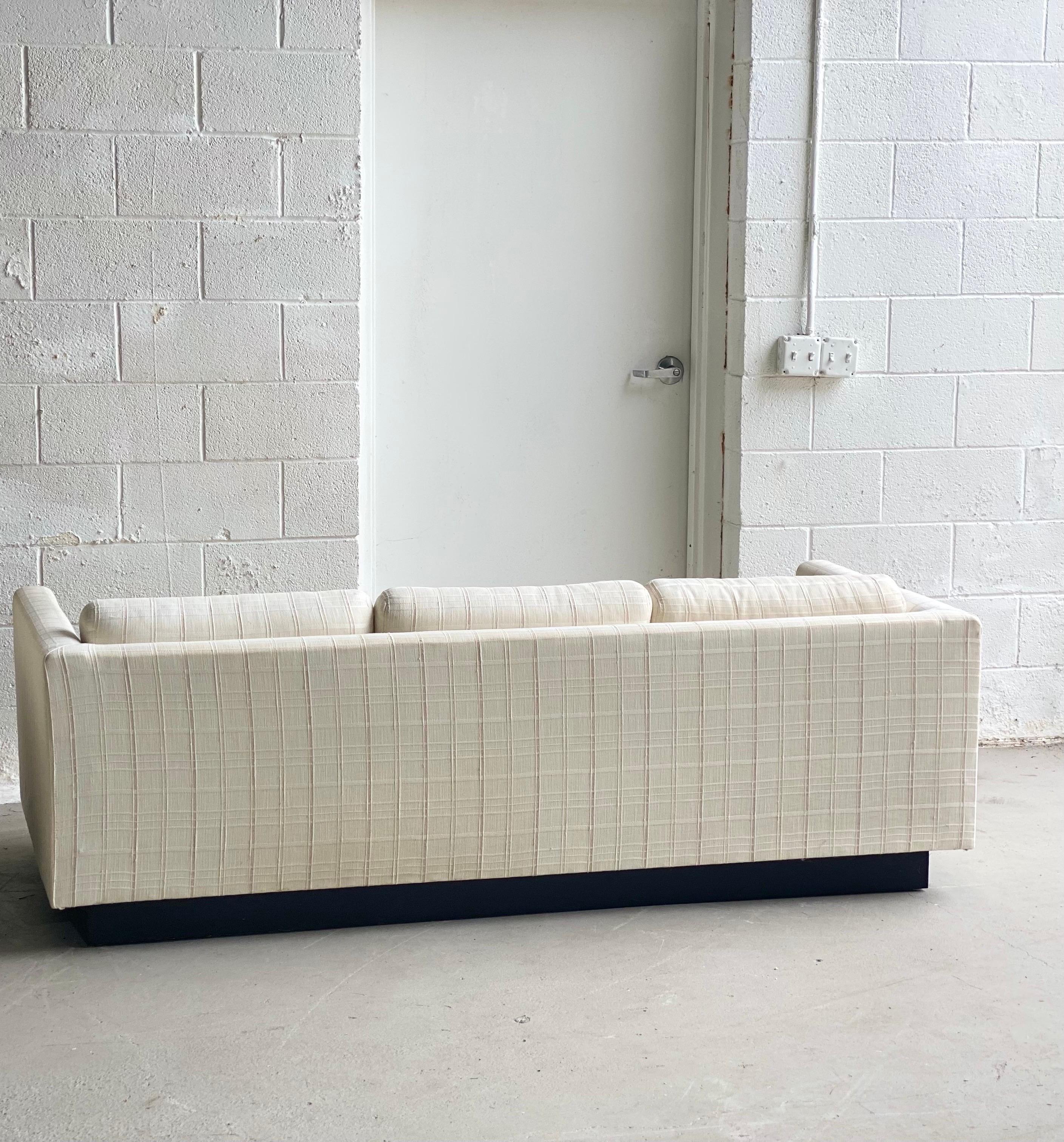 1980er Dreisitzer-Sofa in Smoking-Weiß im Zustand „Gut“ in Farmington Hills, MI