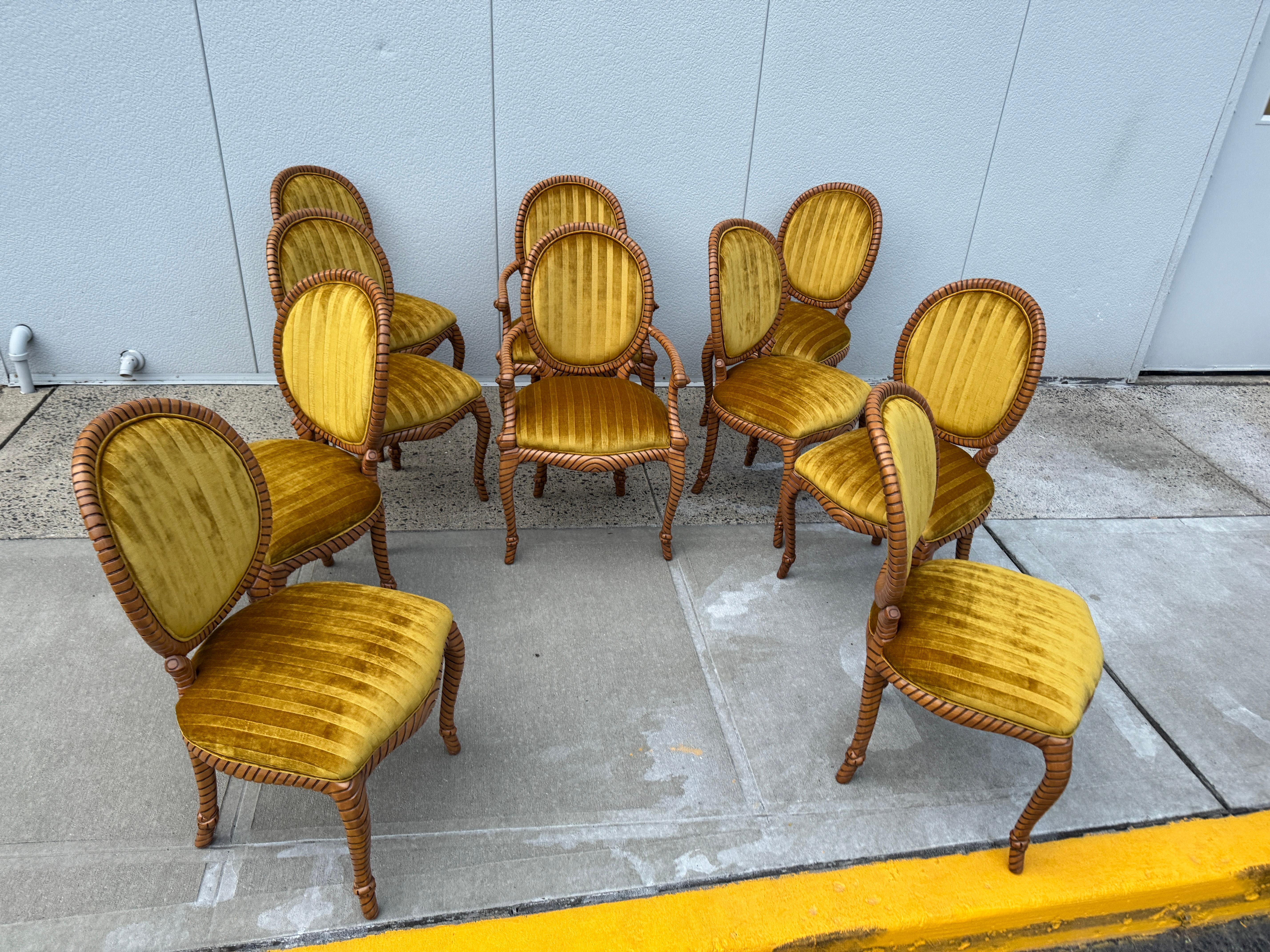 Asombroso conjunto de 10 sillas de comedor de arce con diseño de cuerda retorcida de los años 80, fabricadas en España, 8 sillas laterales y dos sillones totalmente restaurados y retapizados en tela de terciopelo italiano a rayas, con pequeños