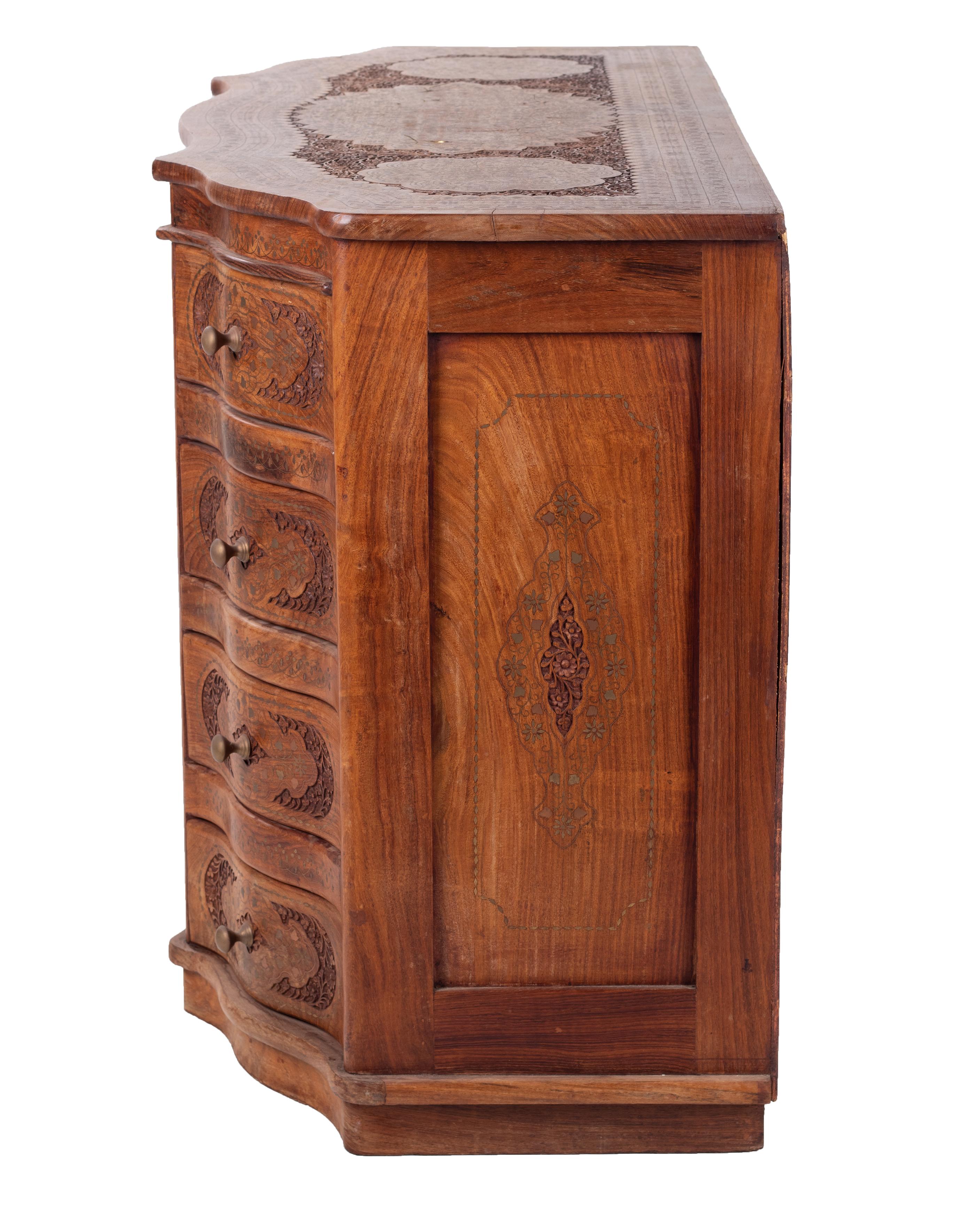 Sculpté à la main Commode à deux portes et huit tiroirs en bois sculpté à la main avec incrustations en laiton, années 1980 en vente