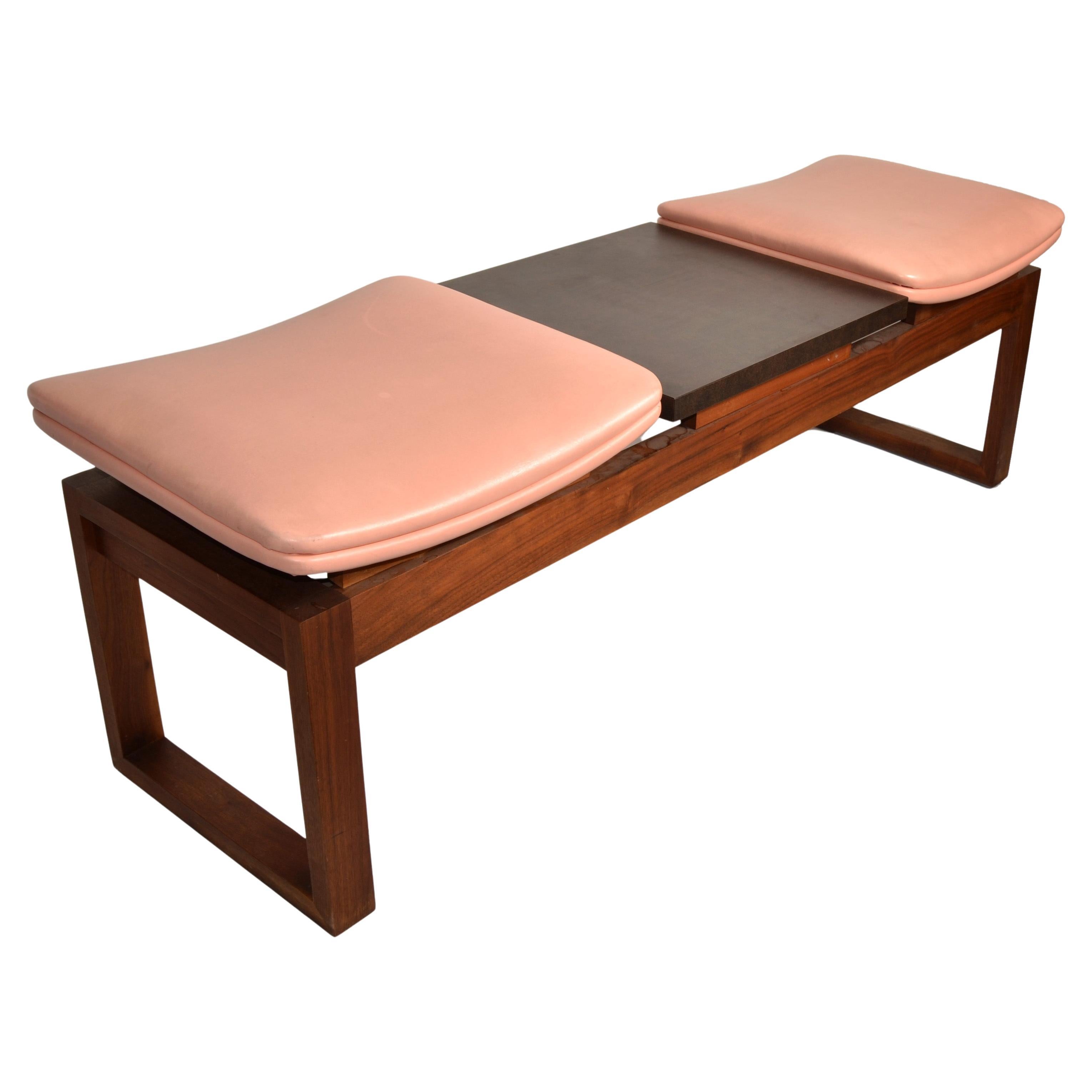 Banco de dos plazas moderno de mediados del siglo XX en imitación de cuero rosa claro, vinilo y una cálida mesa rectangular de madera marrón en el centro.
La estructura de madera maciza con acabado marrón es robusta y está bien elaborada.