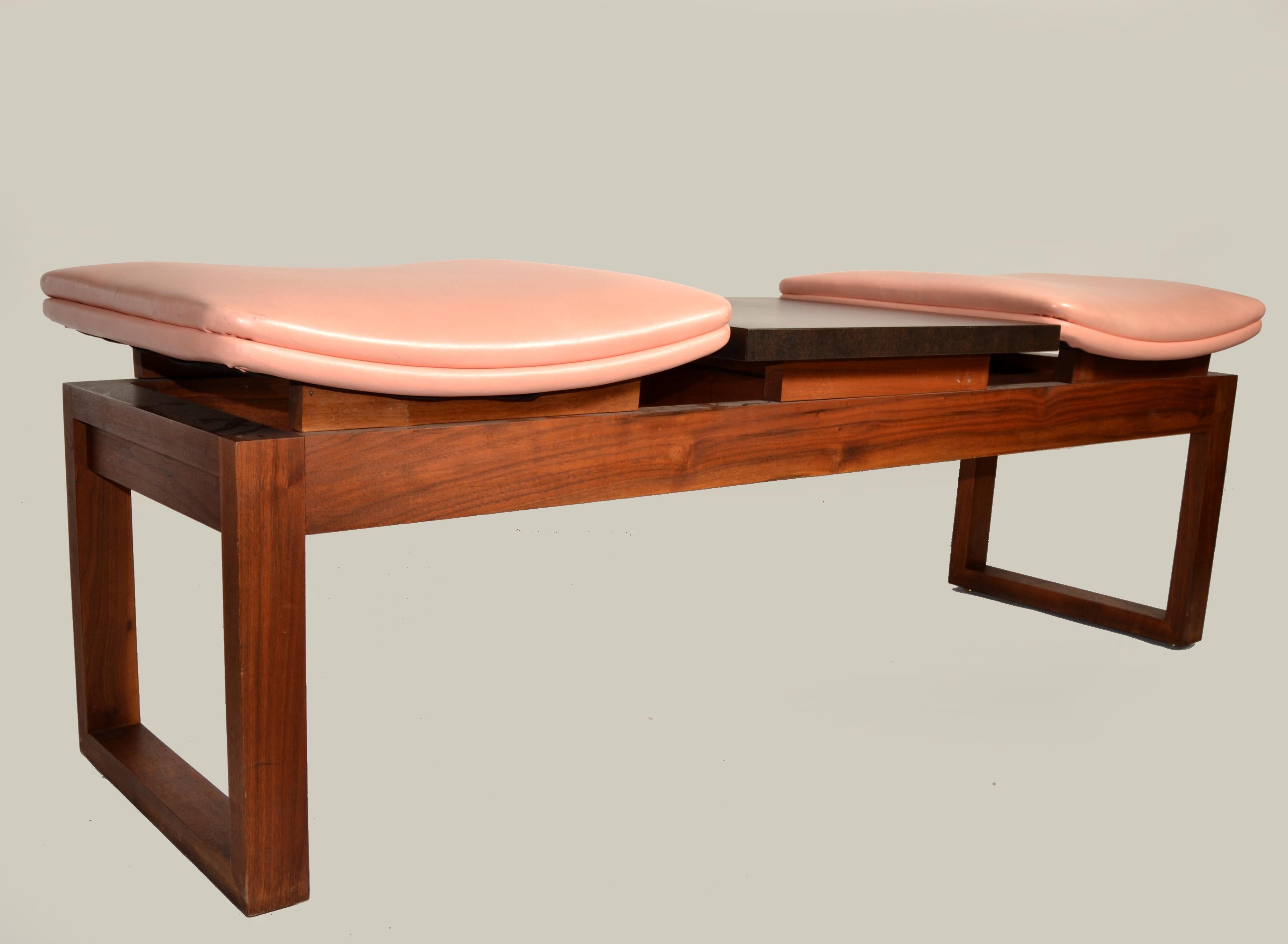 Banco y mesa de madera maciza de dos plazas de imitación de cuero de los años 80 Moderno de mediados de siglo en Bueno estado para la venta en Miami, FL