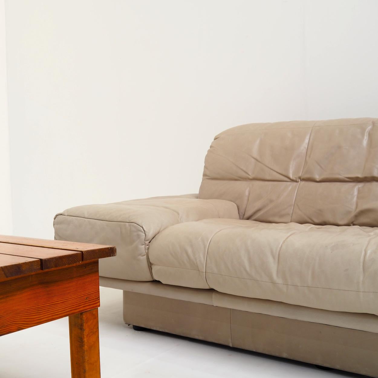 1980s two-seater sofa produced by the German manufacturer Rolf Benz 4