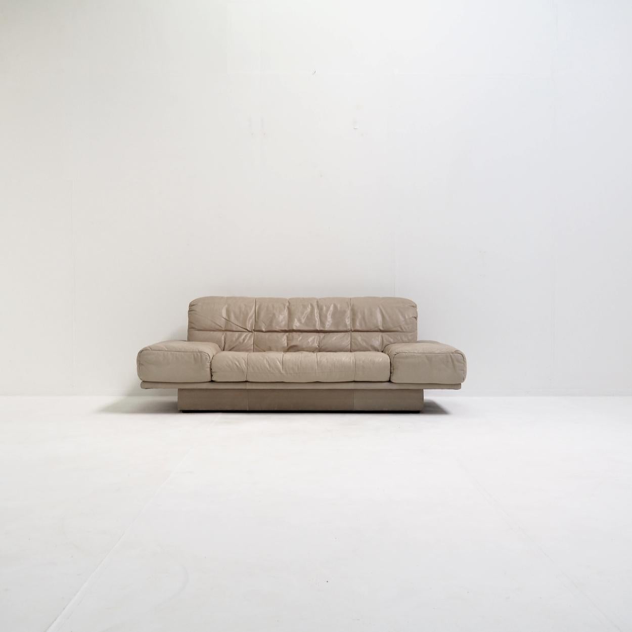 1980s two-seater sofa produced by the German manufacturer Rolf Benz.

Just like the Swiss manufacturer De Sede, Rolf Benz is known for its high-quality finish.

Here they designed a sofa with a special architecture that is very robust and sleek. The