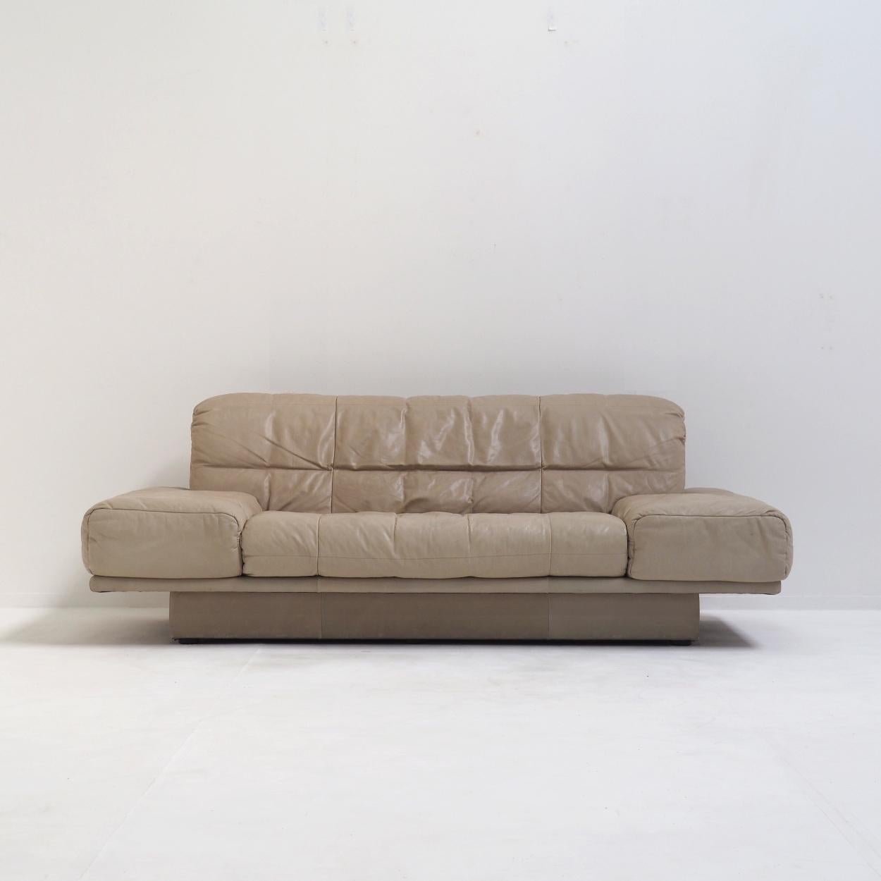 1980s two-seater sofa produced by the German manufacturer Rolf Benz In Good Condition In Beerse, VAN