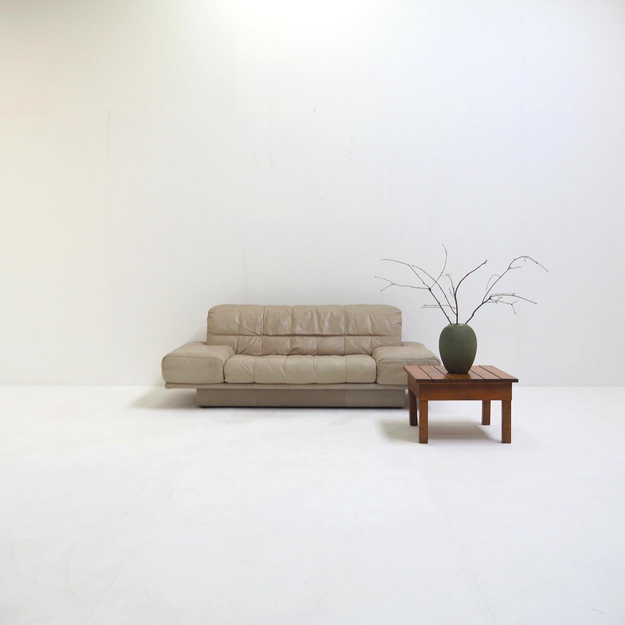 20th Century 1980s two-seater sofa produced by the German manufacturer Rolf Benz
