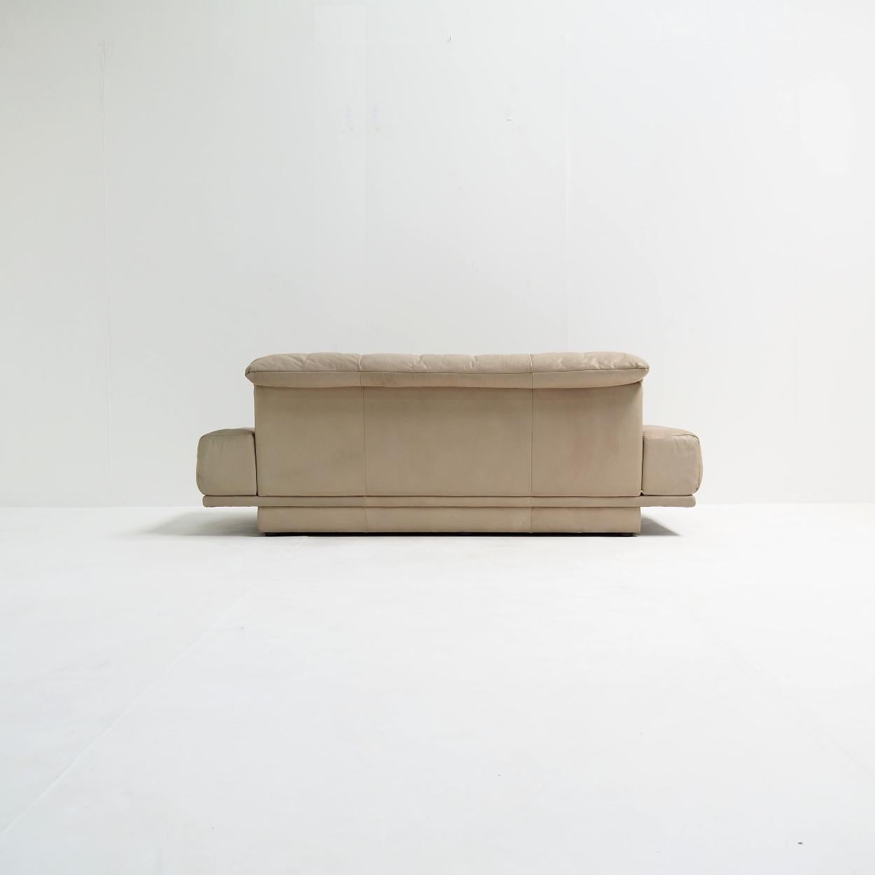 1980s two-seater sofa produced by the German manufacturer Rolf Benz 1
