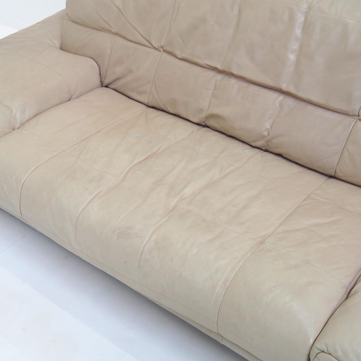 1980s two-seater sofa produced by the German manufacturer Rolf Benz 2