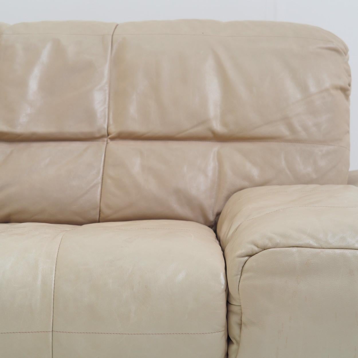 1980s two-seater sofa produced by the German manufacturer Rolf Benz 3