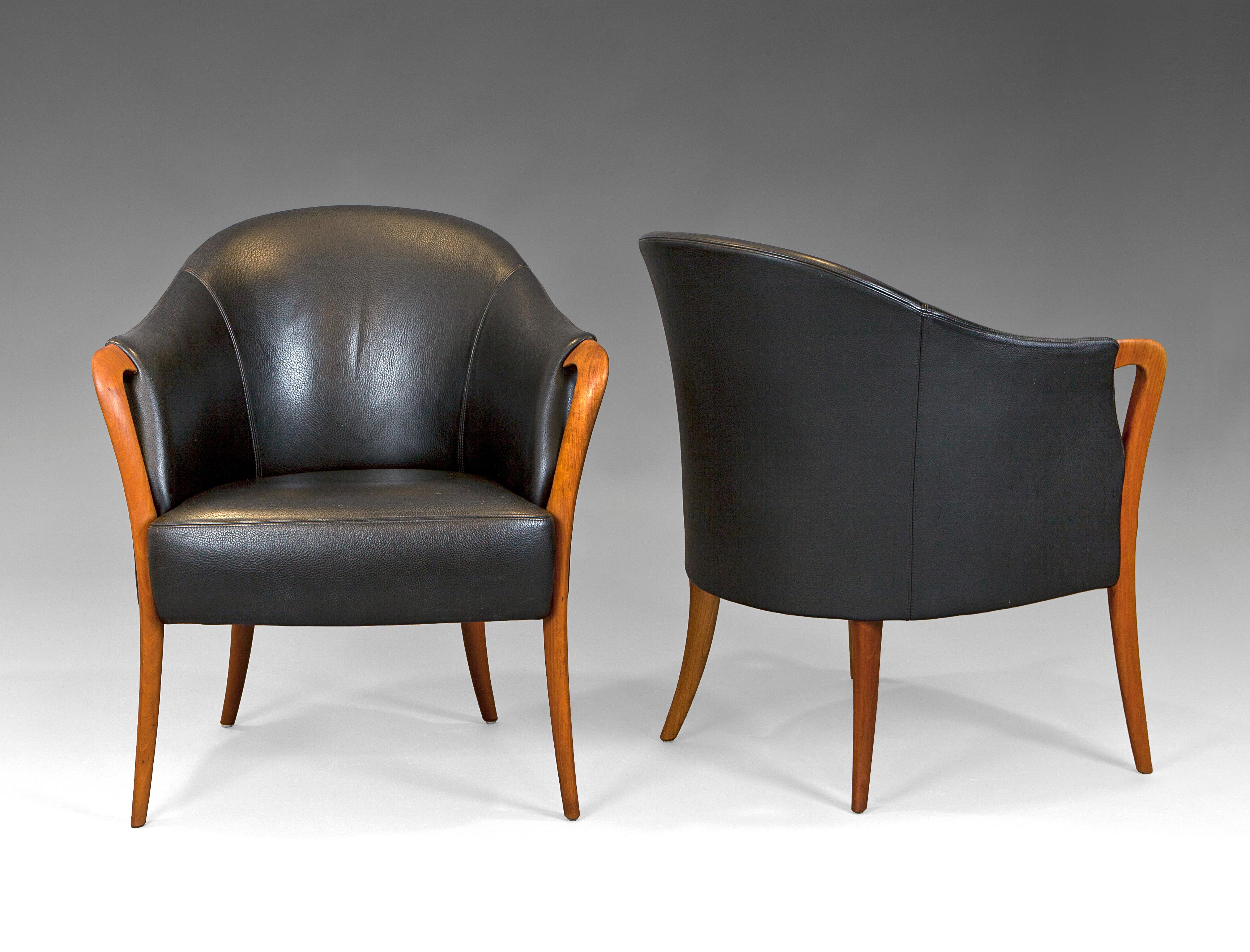 Armchairs in Walnut and Leather in style of Umberto Asnago ''Progetti'. Italy, 80´s. 
Walnut and black leather. Fully restored wood and original leather in perfect condition.