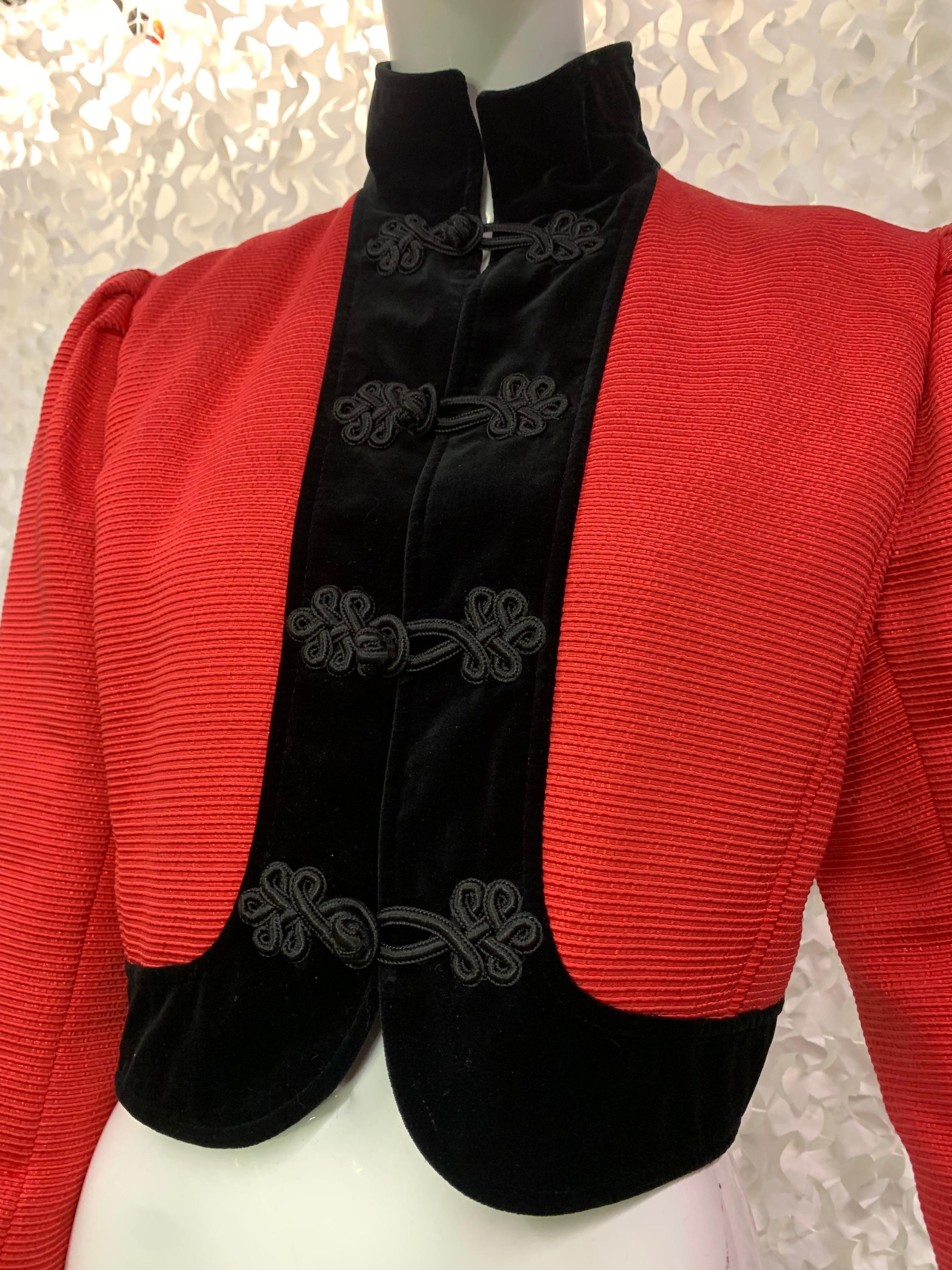 1980er Ungaro Bolerojacke aus roter Seidenfaille mit schwarzem Samtbesatz und hohem Kragen  (Rot) im Angebot